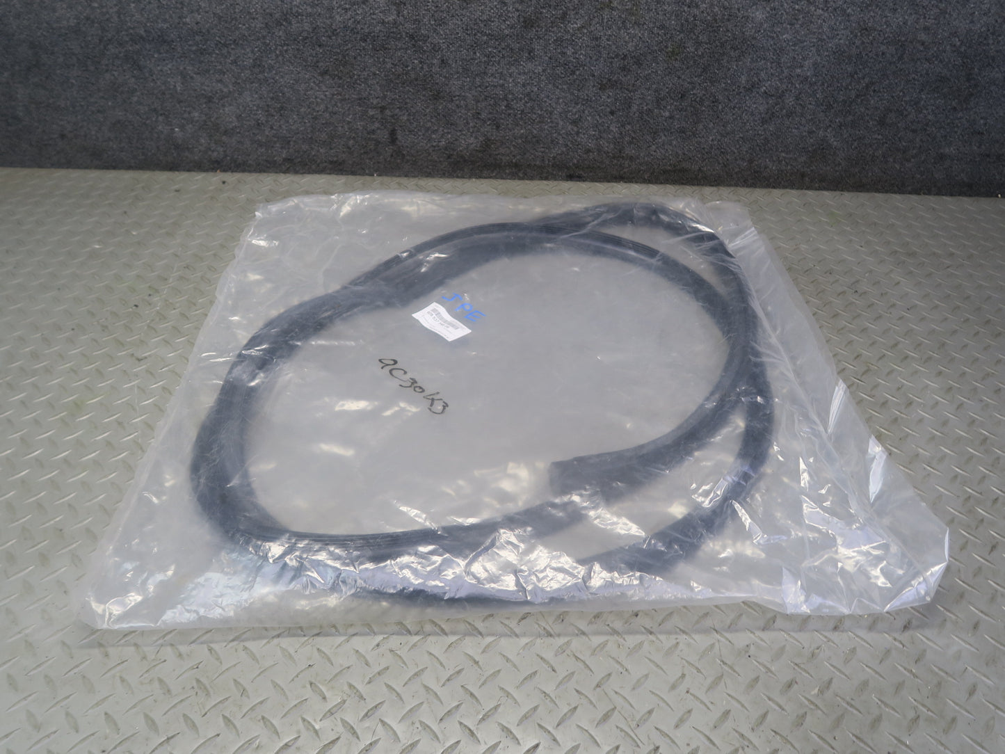 1984-1991 Porsche 928 S Right Passenger Side Door Weatherstrip Seal