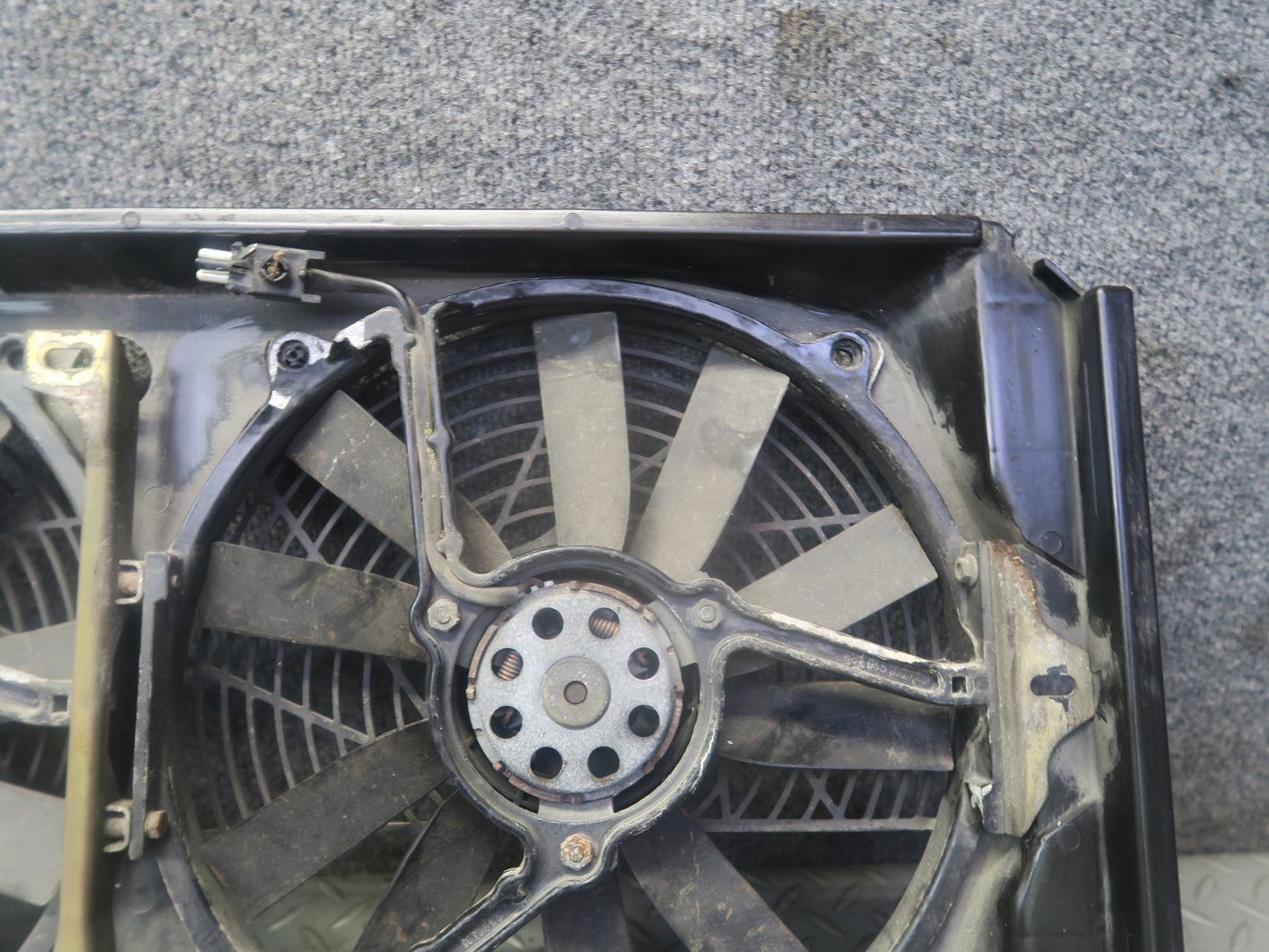 96-98 Mercedes R129 SL500 Engine Radiator Cooling Fan Motor w Shroud OEM