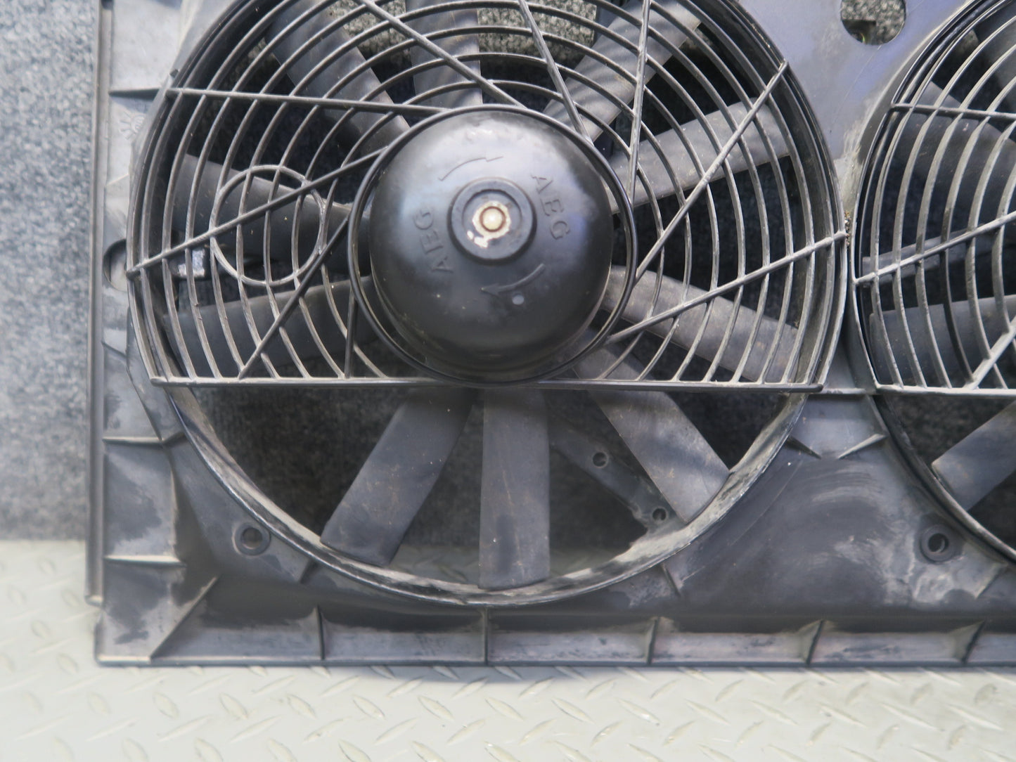 96-98 Mercedes R129 SL500 Engine Radiator Cooling Fan Motor w Shroud OEM
