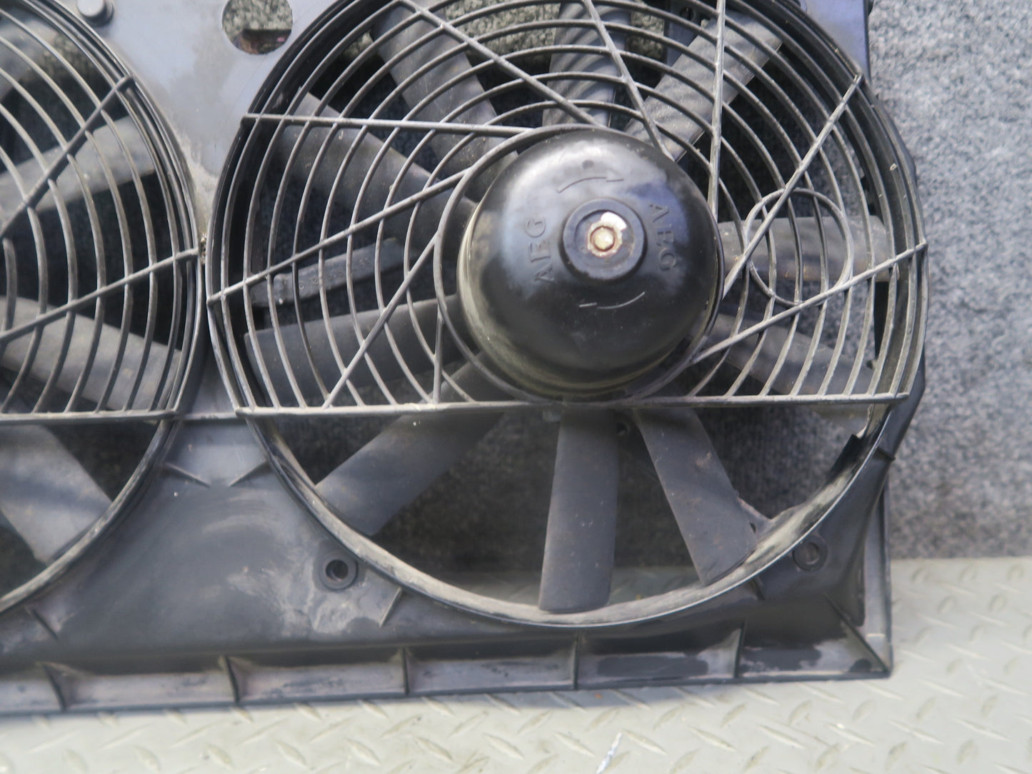 96-98 Mercedes R129 SL500 Engine Radiator Cooling Fan Motor w Shroud OEM