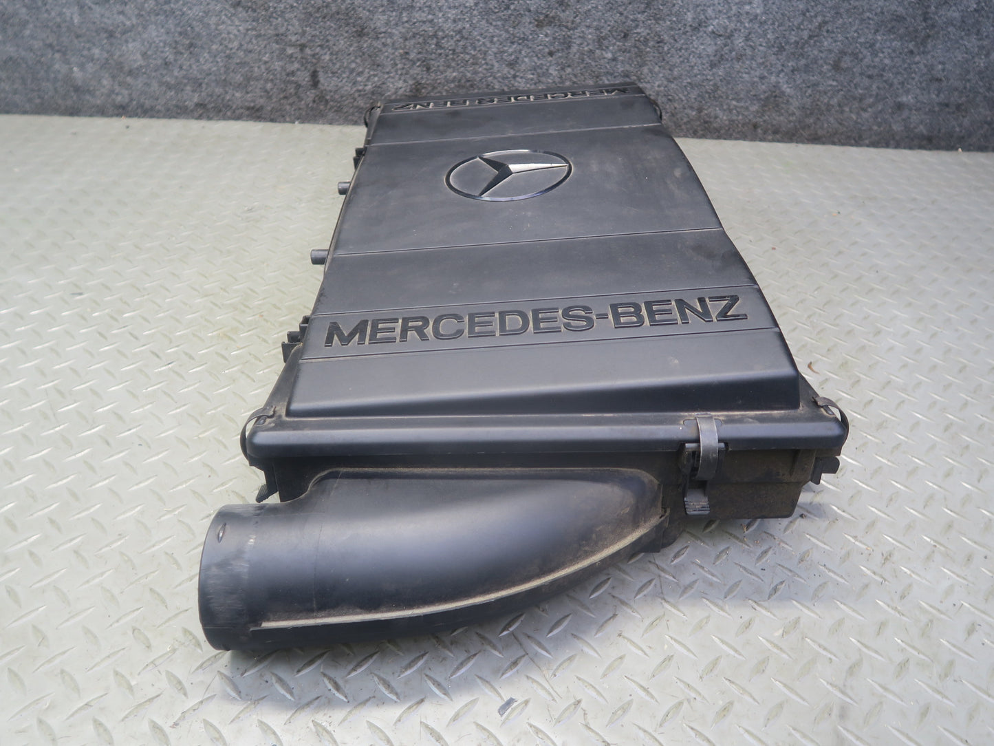 96-98 Mercedes R129 SL500 Air  Intake Cleaner Filter Box Assembly 1190940602 OEM