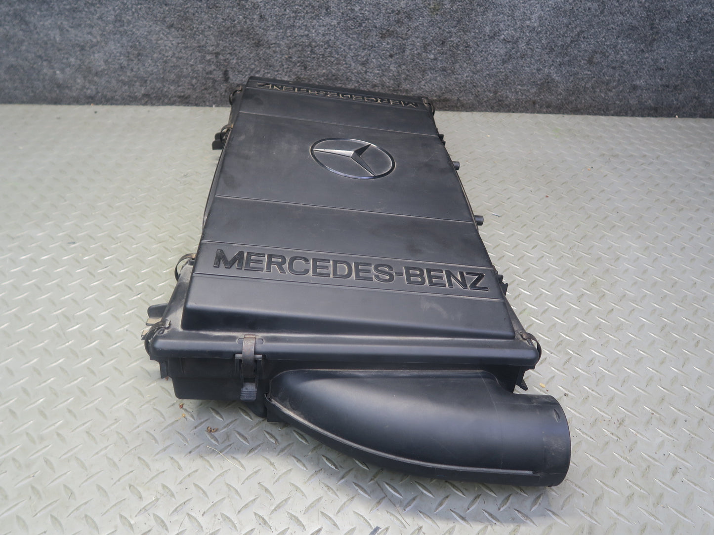 96-98 Mercedes R129 SL500 Air  Intake Cleaner Filter Box Assembly 1190940602 OEM