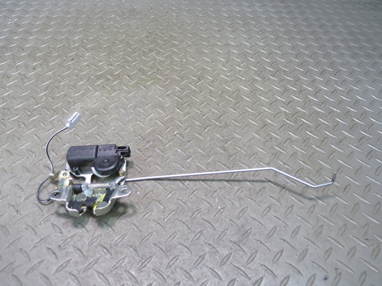 92-00 Lexus UZZ30L SC300 SC400 Rear Trunk Lid Lock Latch Actuator OEM
