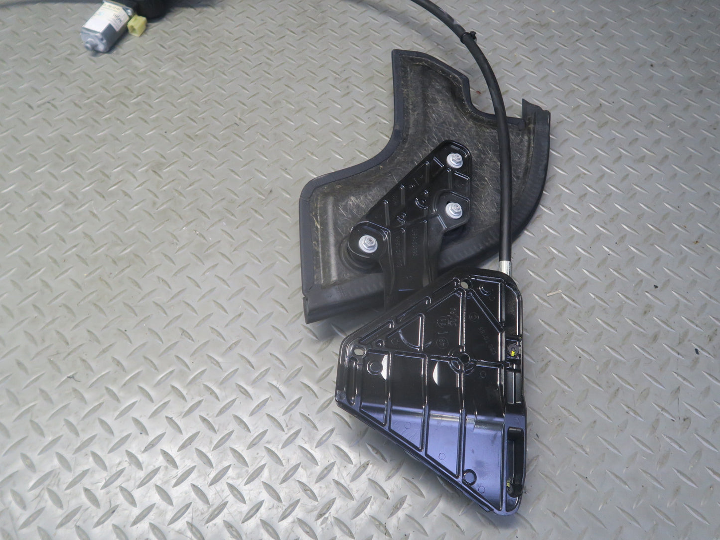 13-20 Mercedes R231 SL550 Convertible TOP Roof Trunk Flap Motor Assembly OEM