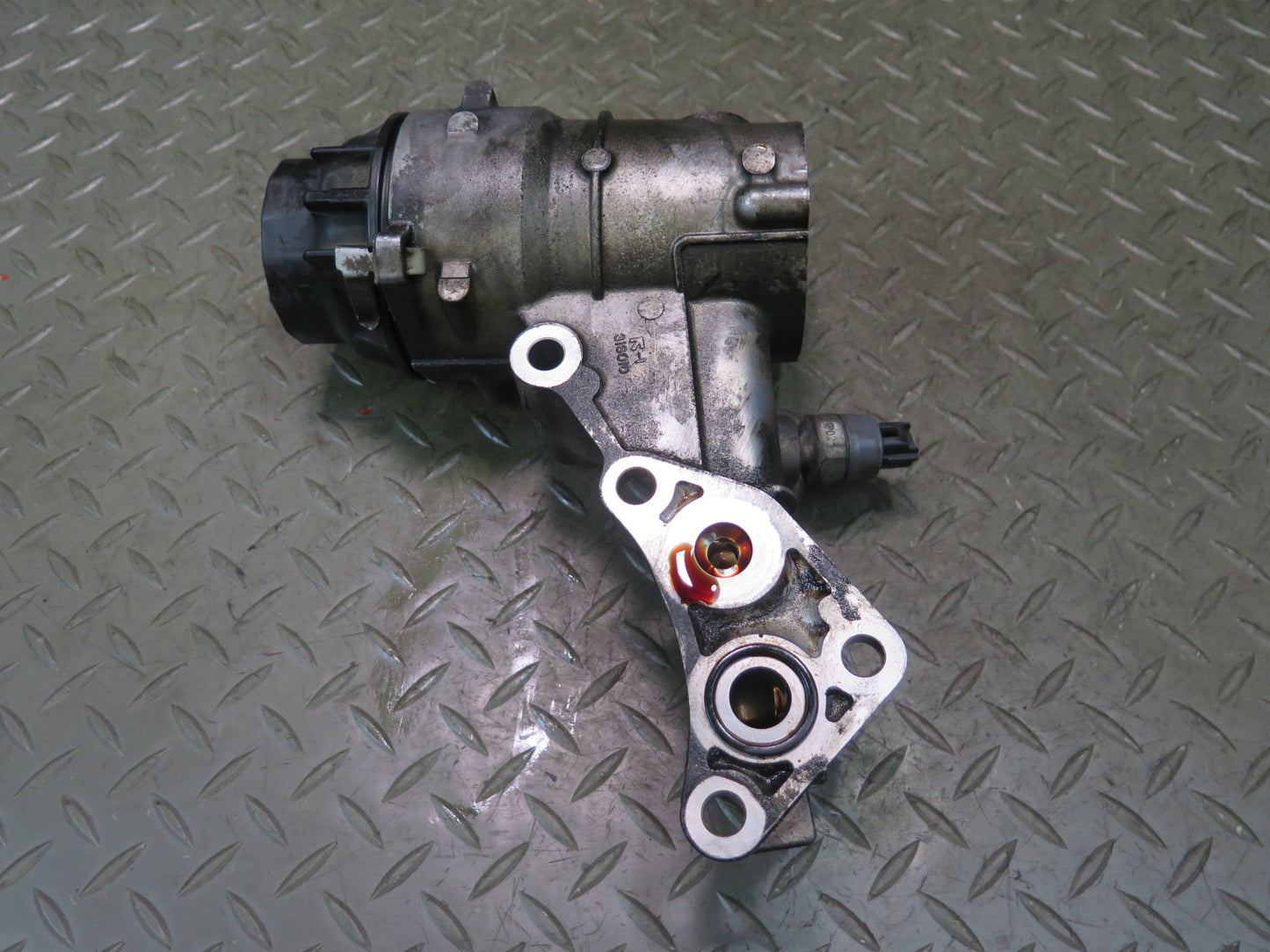 2010-2013 Lexus URJ150L GX460 4.6L 1URFE Engine Motor Oil Filter Housing