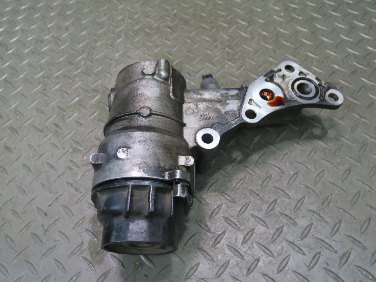 2010-2013 Lexus URJ150L GX460 4.6L 1URFE Engine Motor Oil Filter Housing