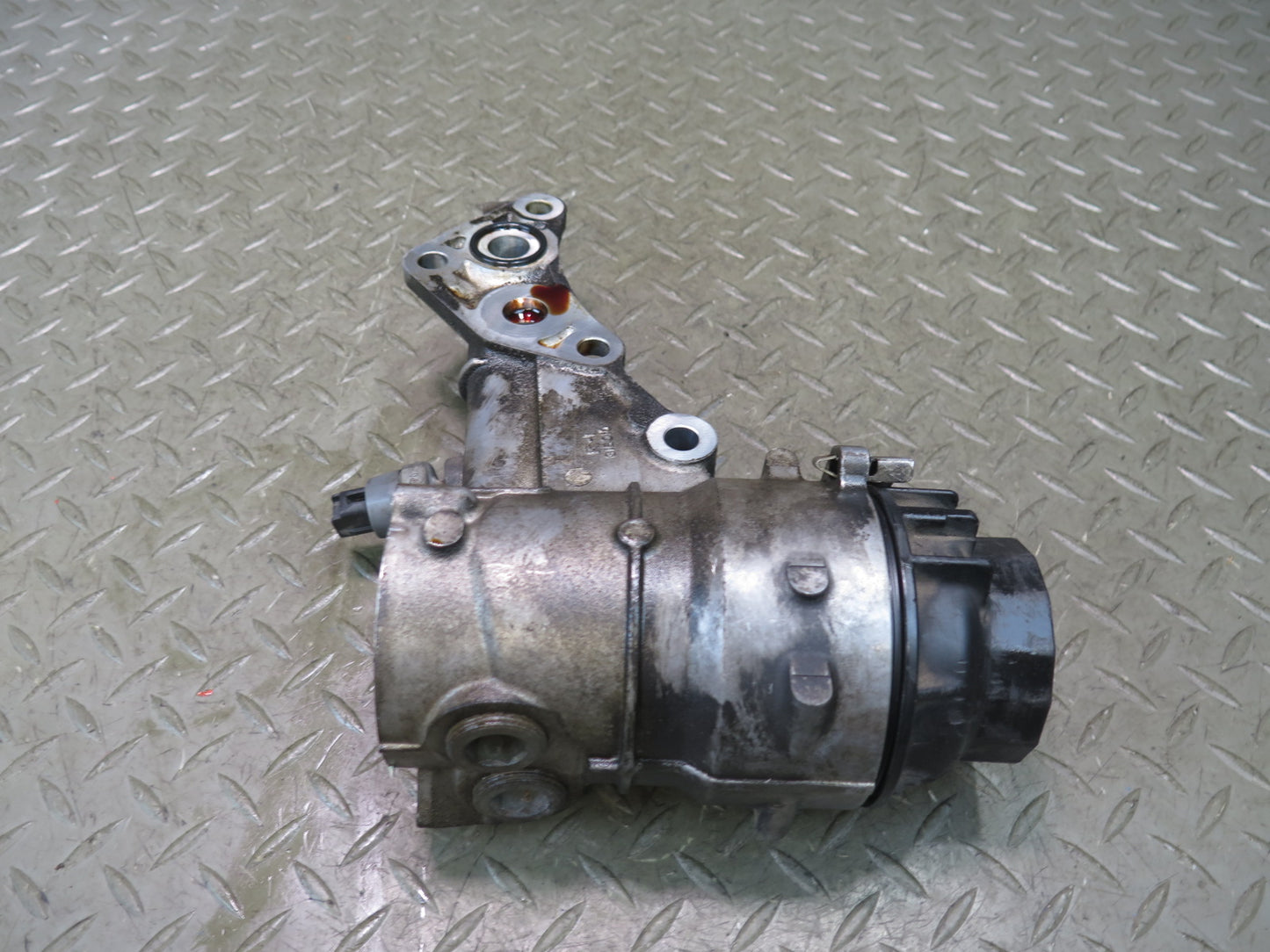 2010-2013 Lexus URJ150L GX460 4.6L 1URFE Engine Motor Oil Filter Housing