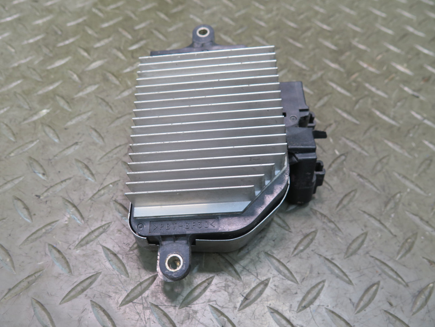 02-10 Lexus UZZ40L SC430 Cooling Fan Control Module Unit 89257-48010 OEM