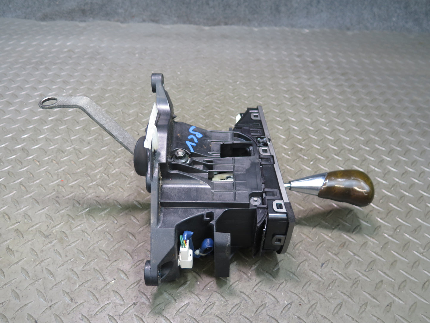 06-10 Lexus UZZ40L SC430 A/T Automatic Transmission Shifter w Knob Assembly OEM