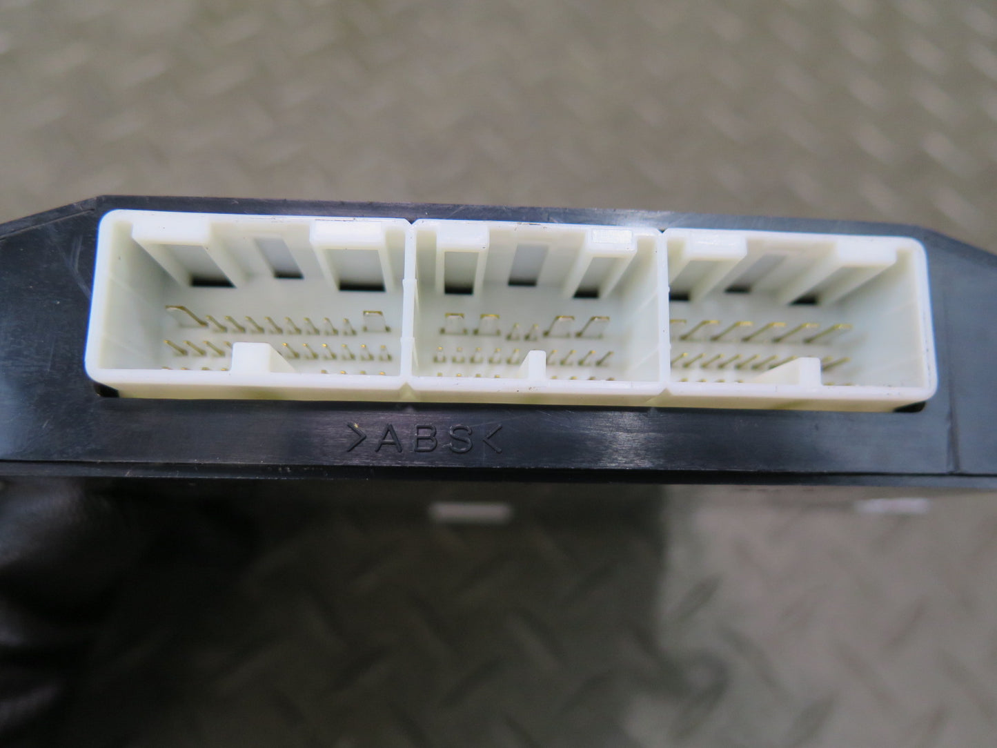 02-10 Lexus UZZ40L SC430 Left Driver Door Control Module 89223-24010 OEM