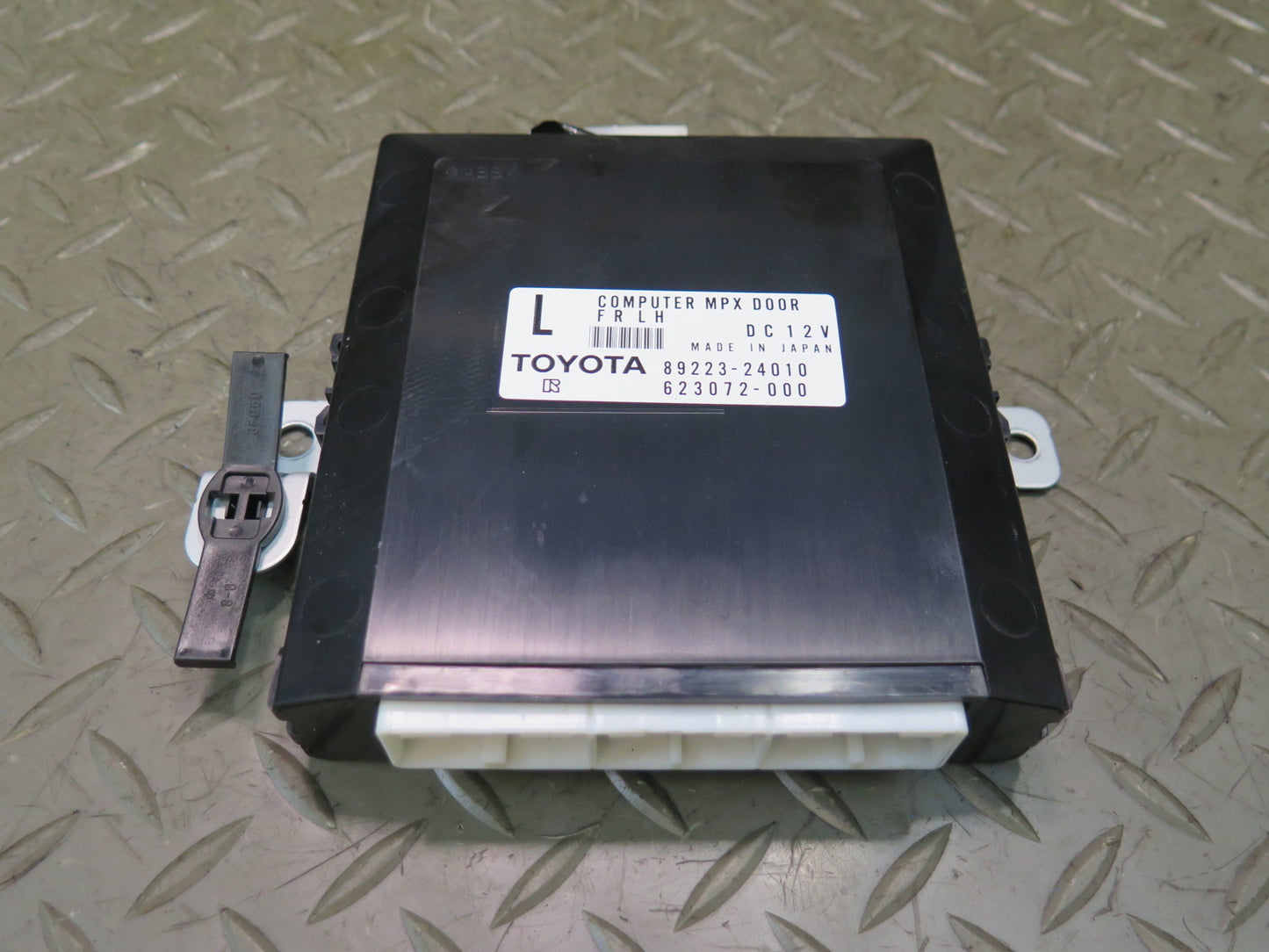 02-10 Lexus UZZ40L SC430 Left Driver Door Control Module 89223-24010 OEM