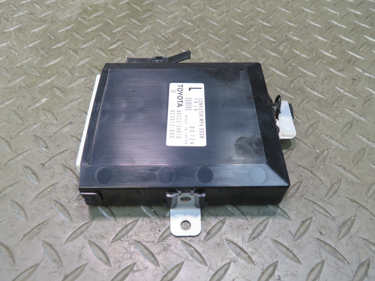 02-10 Lexus UZZ40L SC430 Left Driver Door Control Module 89223-24010 OEM