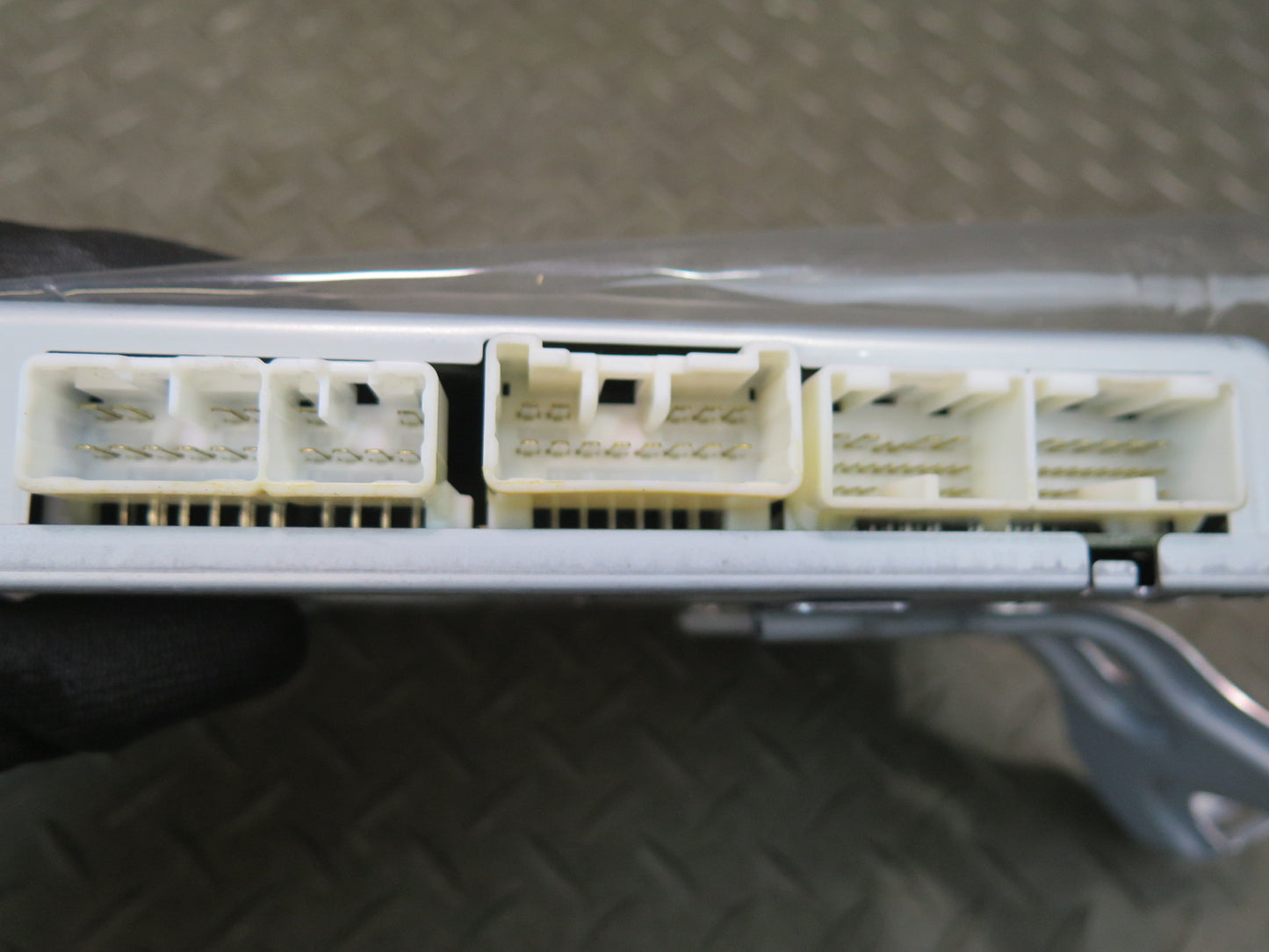 02-08 Lexus UZZ40L SC430 Convertible TOP Roof Control Module 89720-24010 OEM