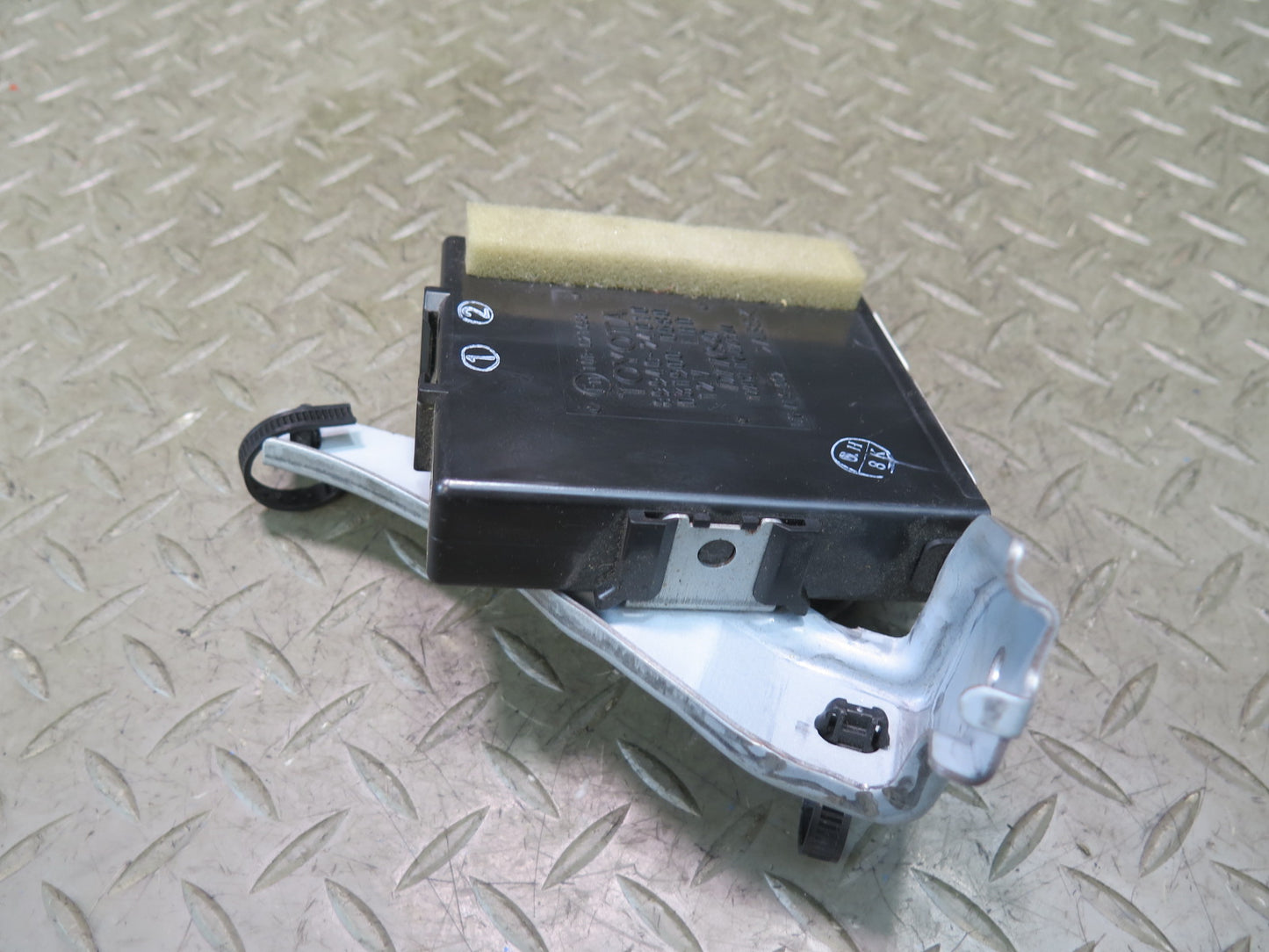 02-10 Lexus SC430 Headlight Lamp Relay Control Module Unit 85942-24010 OEM
