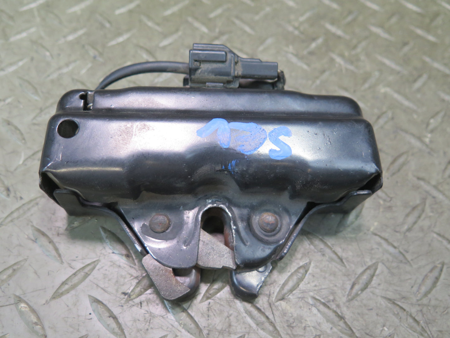 02-10 Lexus UZZ40L SC430 Hood Lock Latch w Open Release Handle Set OEM