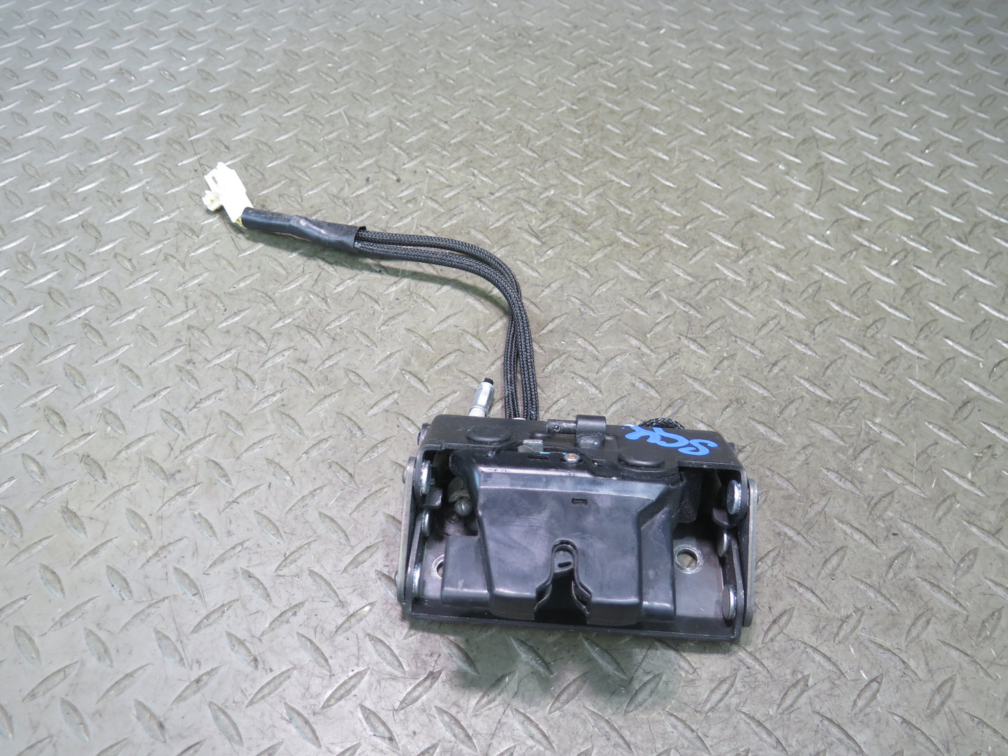 02-10 Lexus UZZ40L SC430 Rear Trunk Lid Lock Latch Actuator OEM
