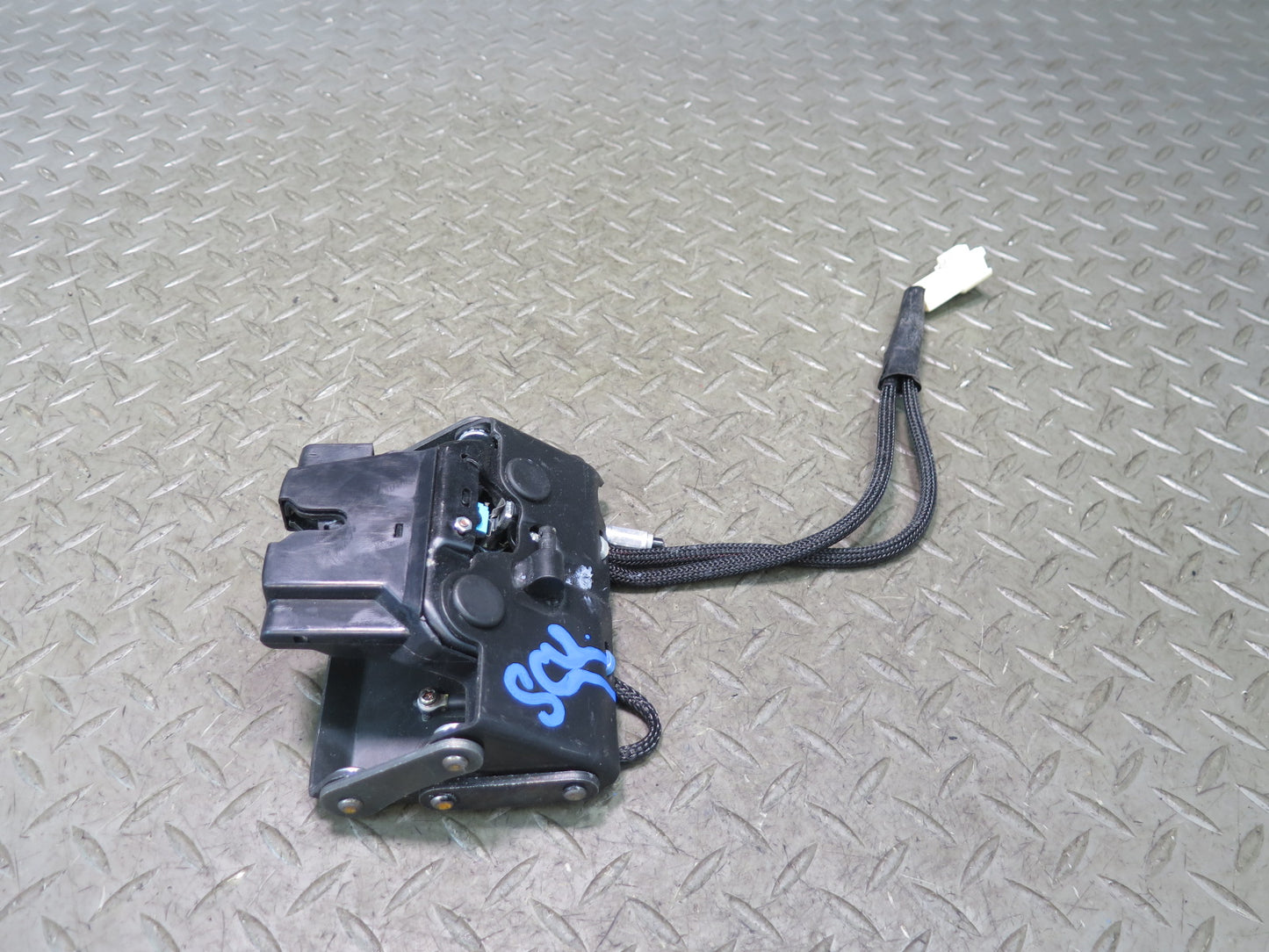 02-10 Lexus UZZ40L SC430 Rear Trunk Lid Lock Latch Actuator OEM