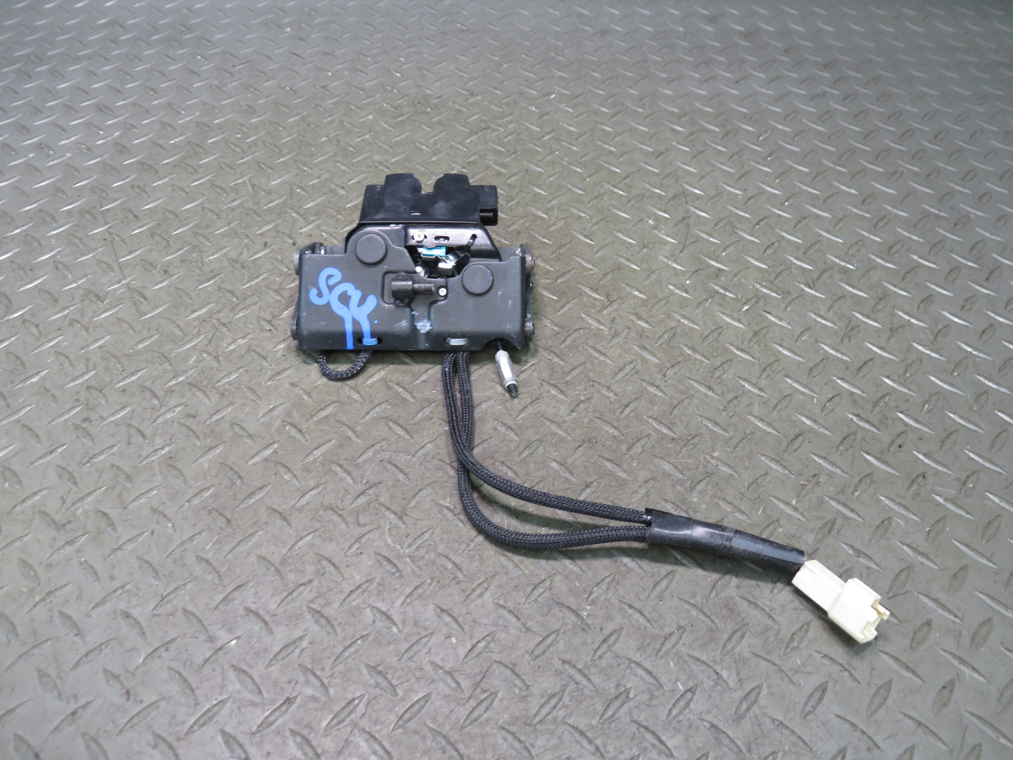 02-10 Lexus UZZ40L SC430 Rear Trunk Lid Lock Latch Actuator OEM