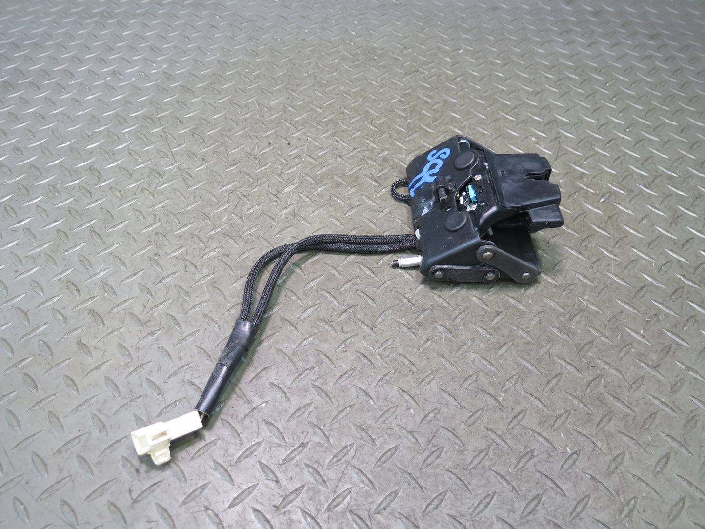 02-10 Lexus UZZ40L SC430 Rear Trunk Lid Lock Latch Actuator OEM