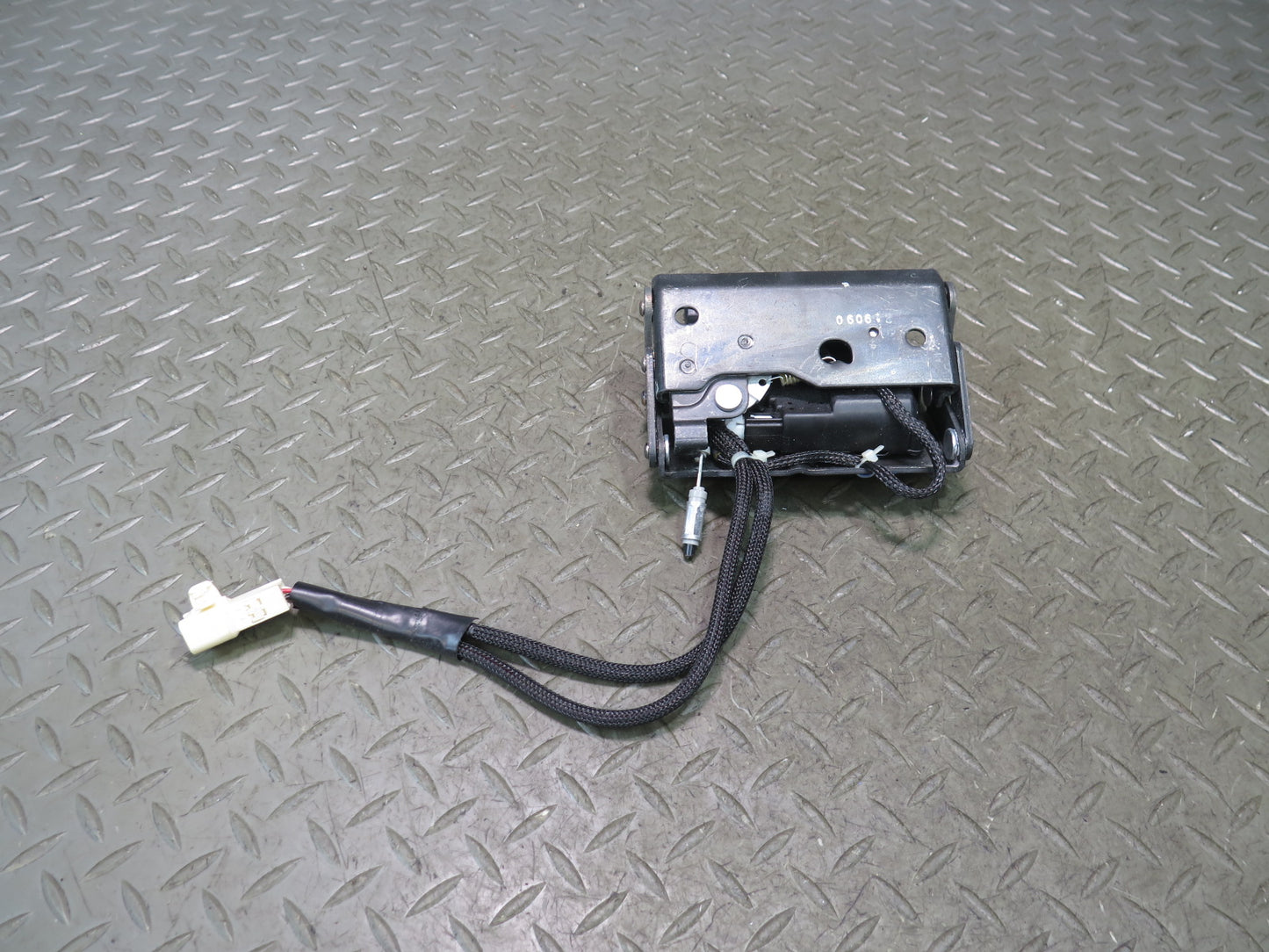 02-10 Lexus UZZ40L SC430 Rear Trunk Lid Lock Latch Actuator OEM