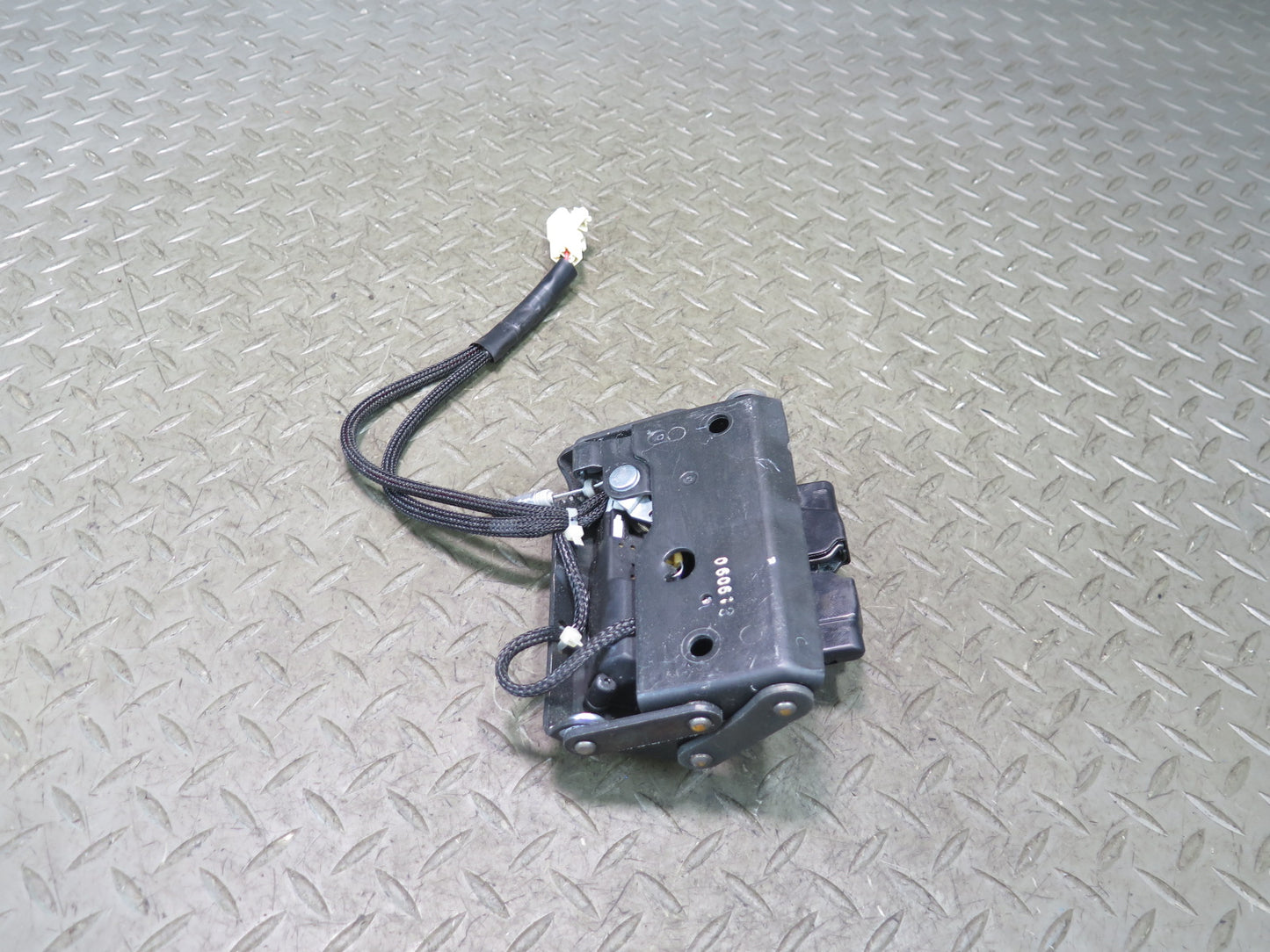 02-10 Lexus UZZ40L SC430 Rear Trunk Lid Lock Latch Actuator OEM