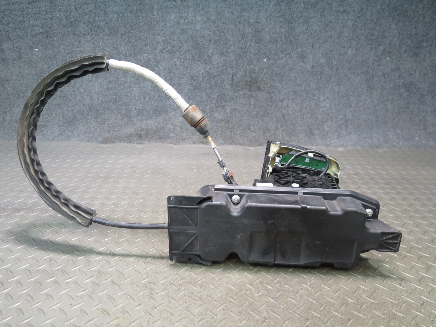2008 VW Golf MK5 R32 A/T Automatic Transmission Shifter w Cable 1K1713041B OEM