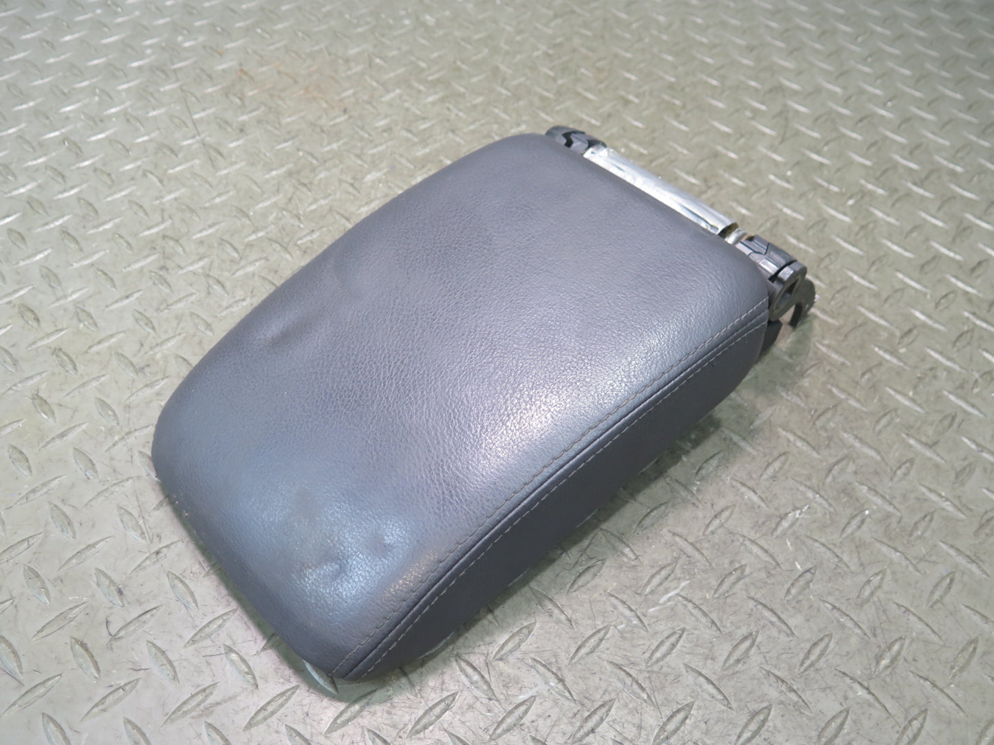 06-09 VW Golf MK5 R32 Center Console Leather Armrest Lid Cover OEM