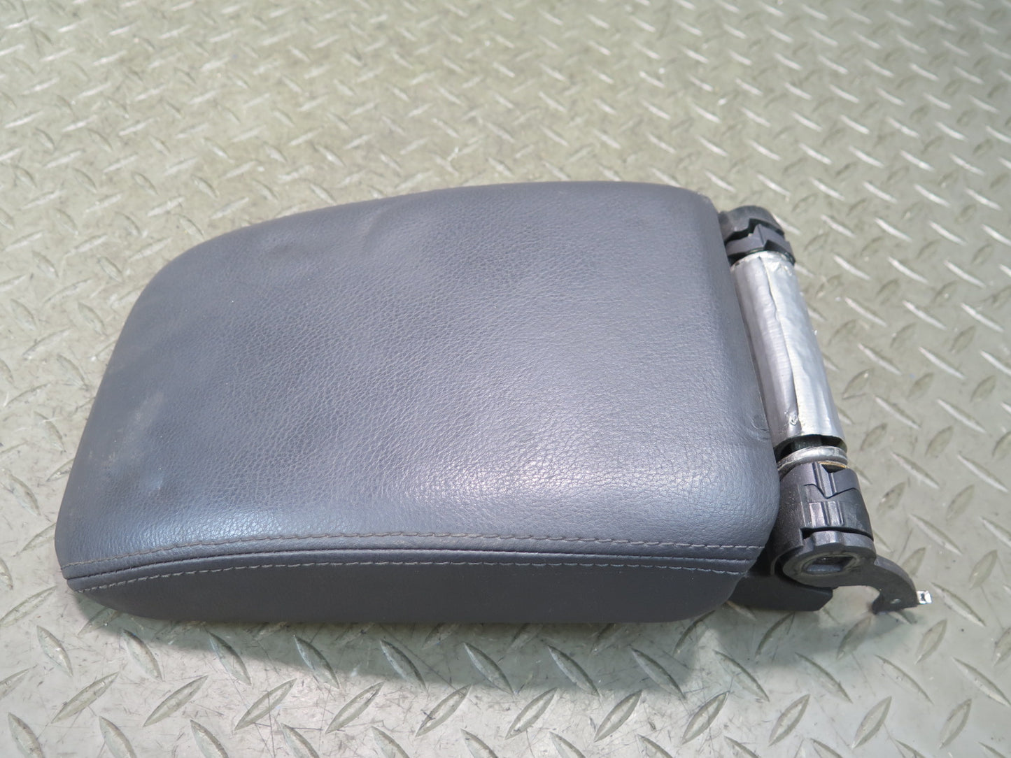 06-09 VW Golf MK5 R32 Center Console Leather Armrest Lid Cover OEM