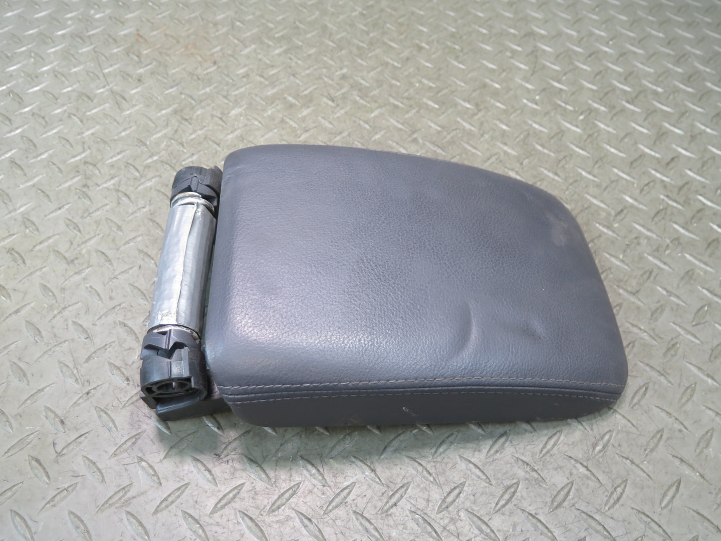 06-09 VW Golf MK5 R32 Center Console Leather Armrest Lid Cover OEM