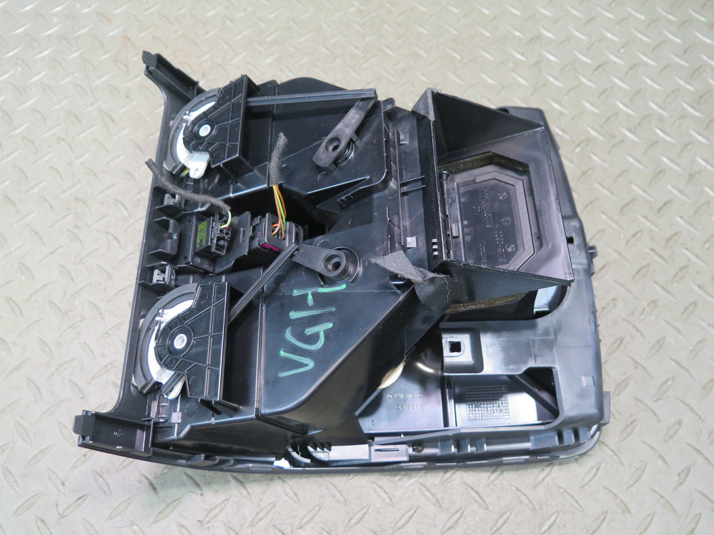 06-09 VW Golf MK5 R32 Dash Front Center Speaker Grille w Air Vents OEM
