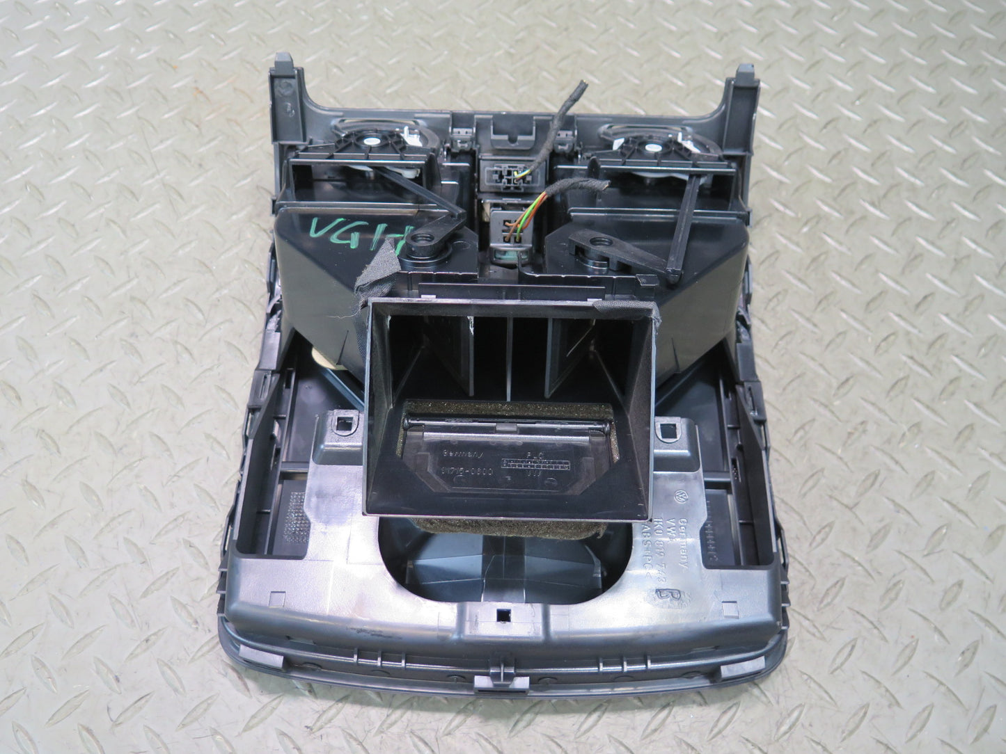 06-09 VW Golf MK5 R32 Dash Front Center Speaker Grille w Air Vents OEM
