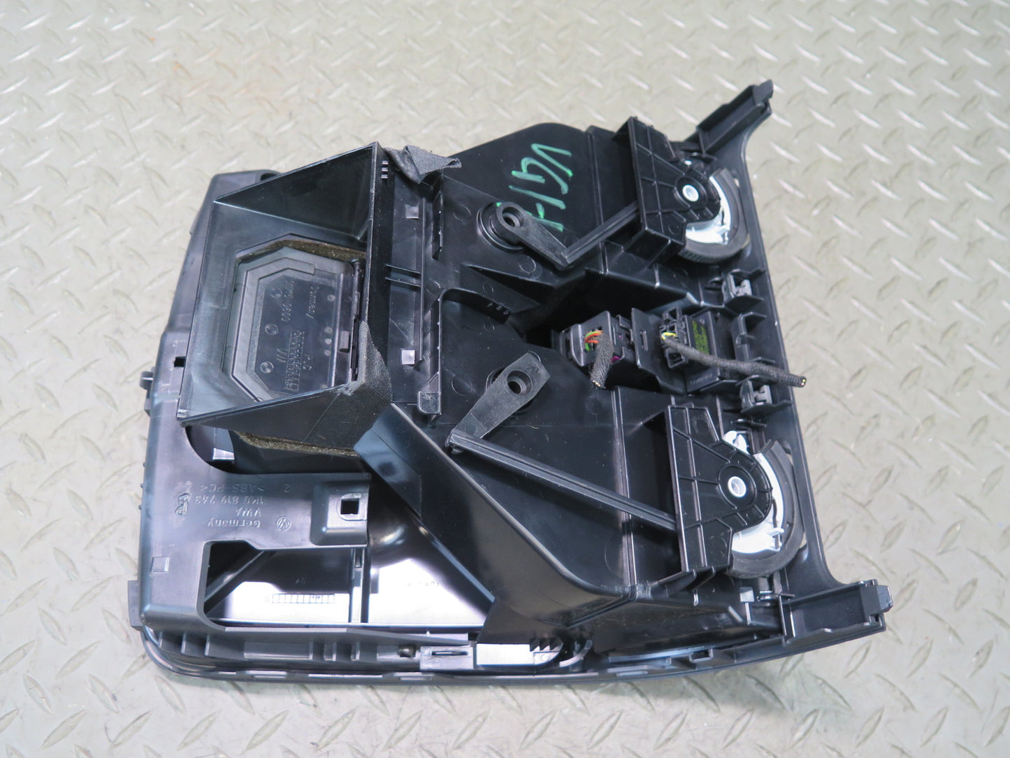 06-09 VW Golf MK5 R32 Dash Front Center Speaker Grille w Air Vents OEM
