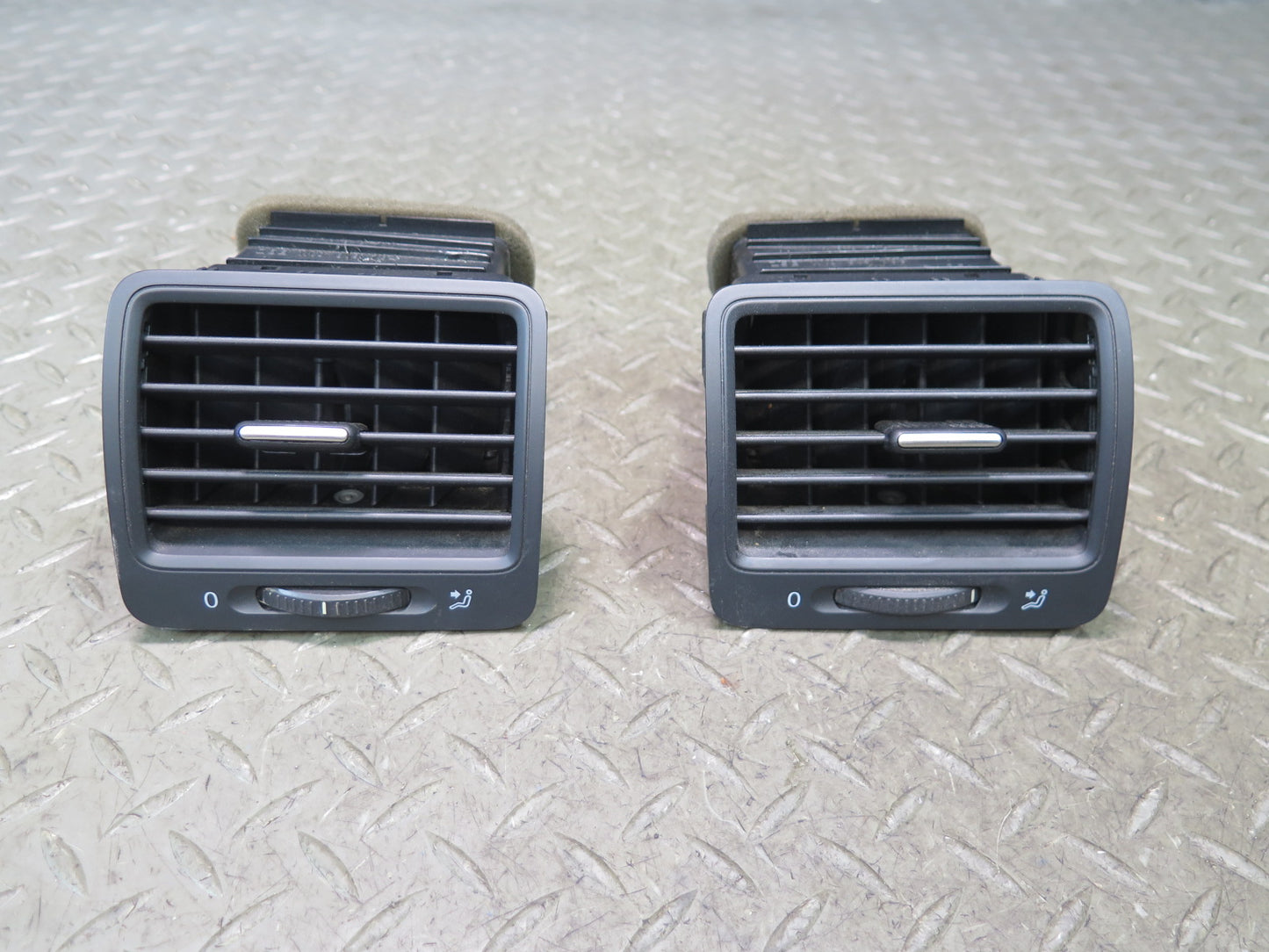 06-09 VW Golf MK5 R32 Set of 2 Dash Front Left & Right A/C Air Vent Grille OEM