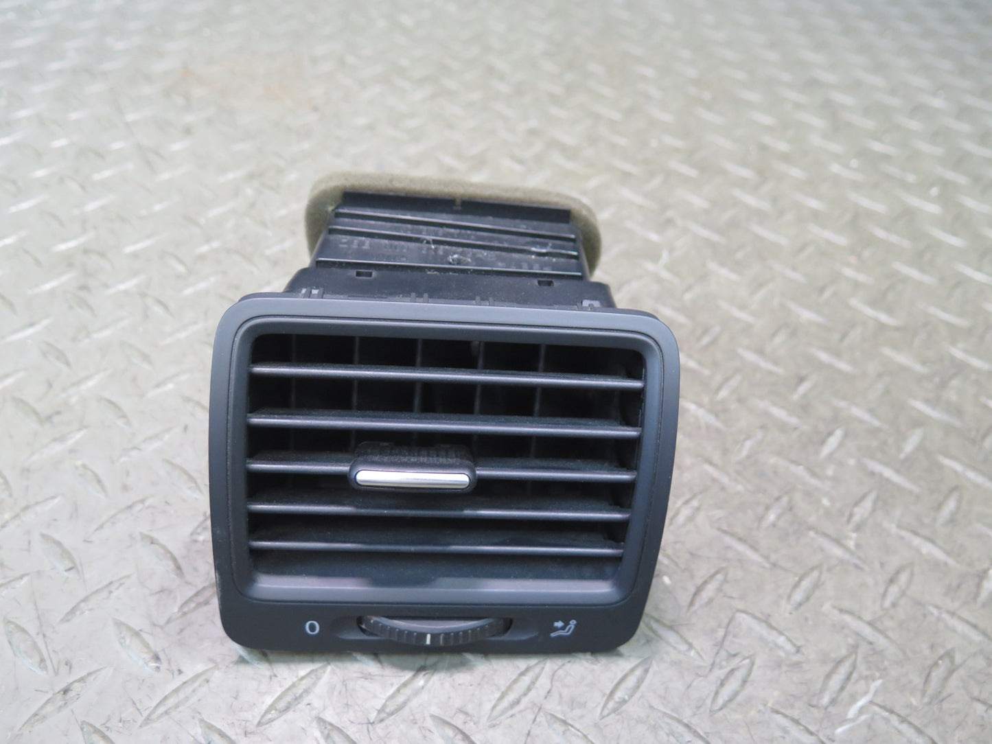 06-09 VW Golf MK5 R32 Set of 2 Dash Front Left & Right A/C Air Vent Grille OEM