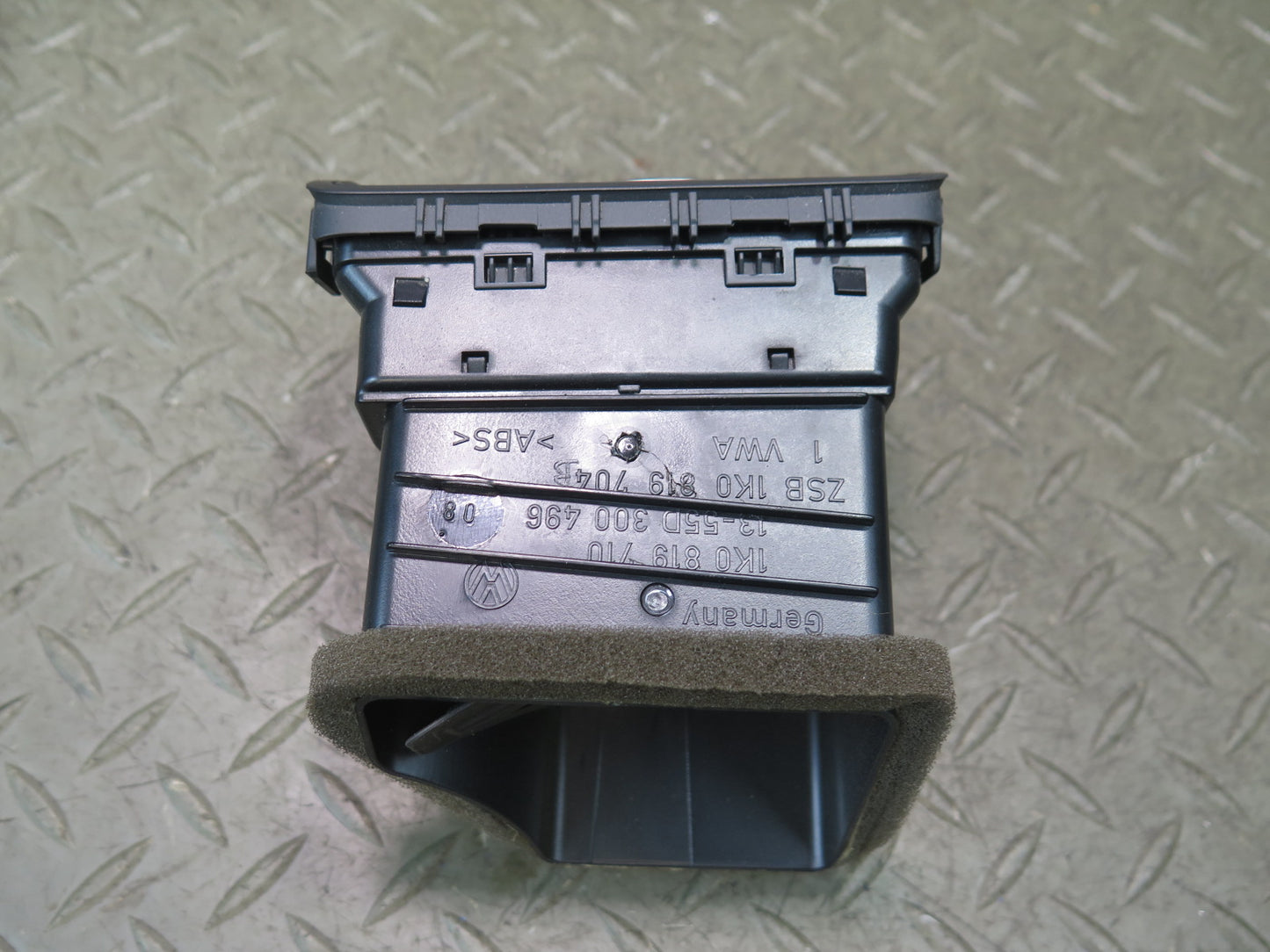 06-09 VW Golf MK5 R32 Set of 2 Dash Front Left & Right A/C Air Vent Grille OEM
