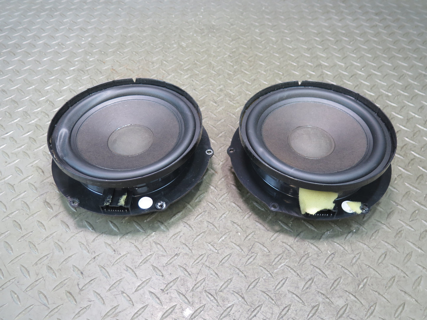 06-09 VW Golf MK5 R32 Set of 2 Front Left & Right Door Speaker OEM
