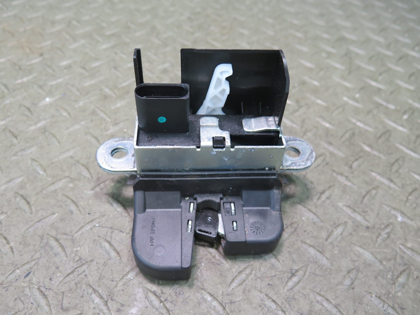 06-09 VW Golf MK5 R32 Rear Trunk Lid Lock Latch OEM