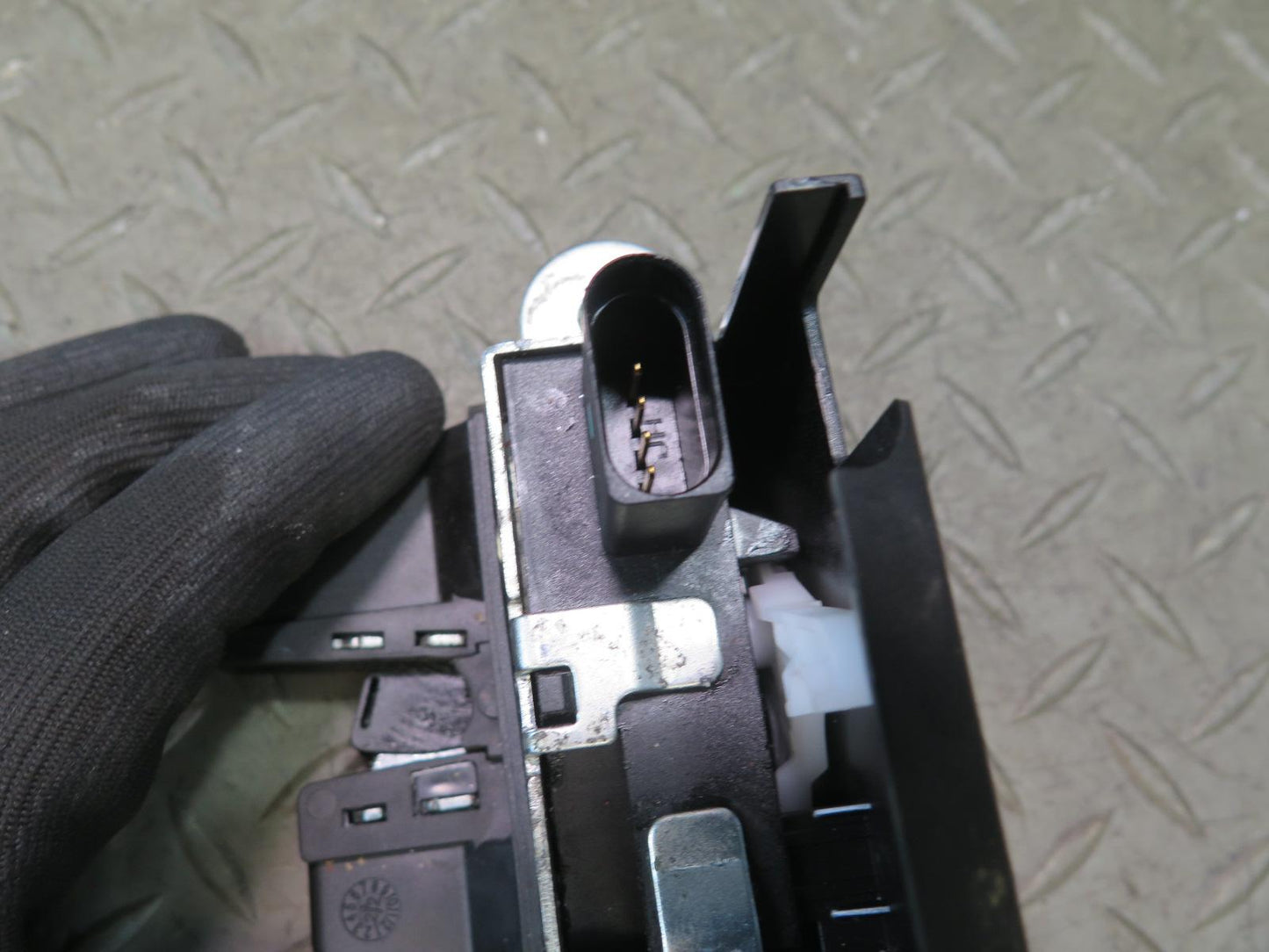 06-09 VW Golf MK5 R32 Rear Trunk Lid Lock Latch OEM