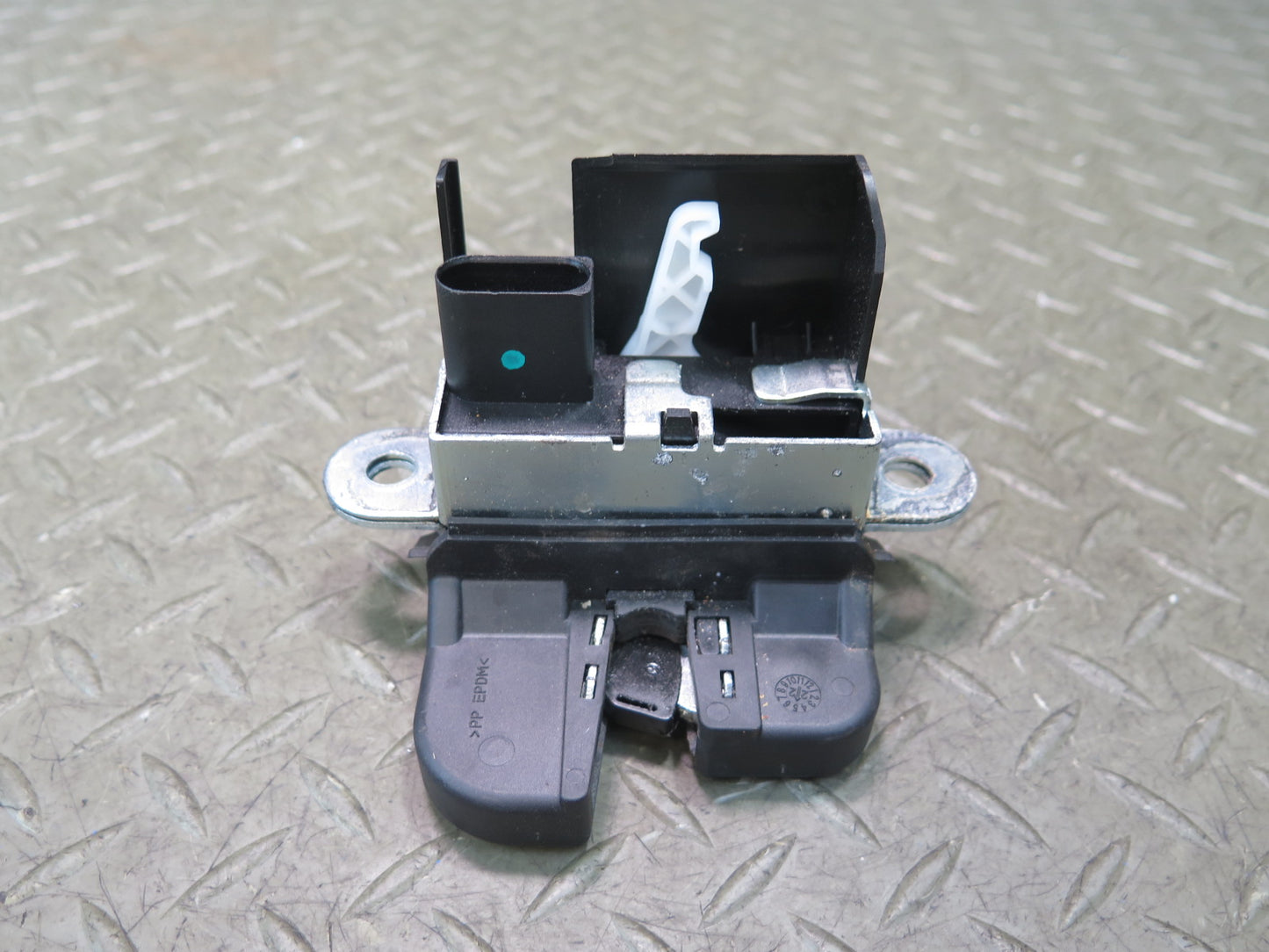 06-09 VW Golf MK5 R32 Rear Trunk Lid Lock Latch OEM