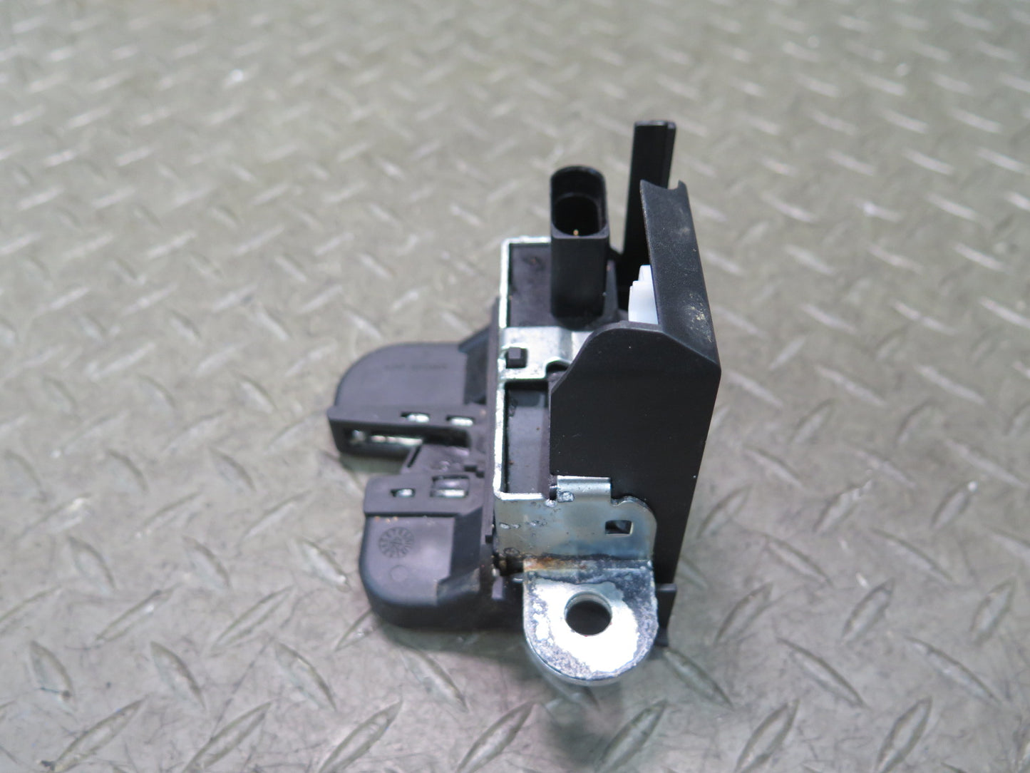 06-09 VW Golf MK5 R32 Rear Trunk Lid Lock Latch OEM