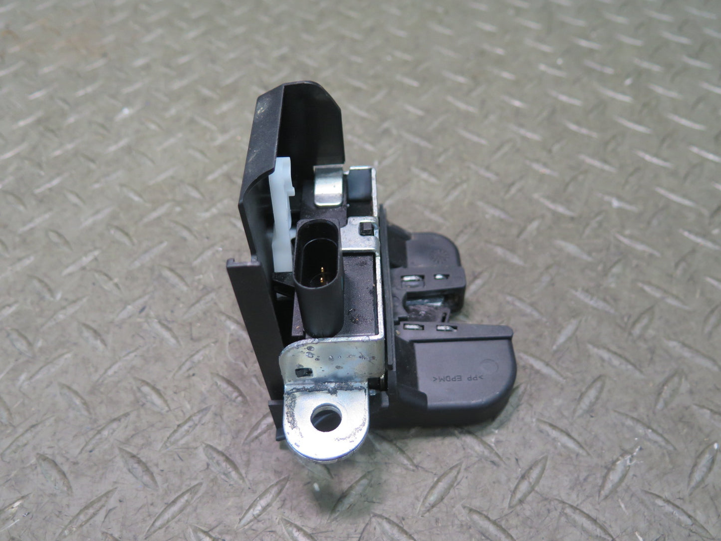 06-09 VW Golf MK5 R32 Rear Trunk Lid Lock Latch OEM