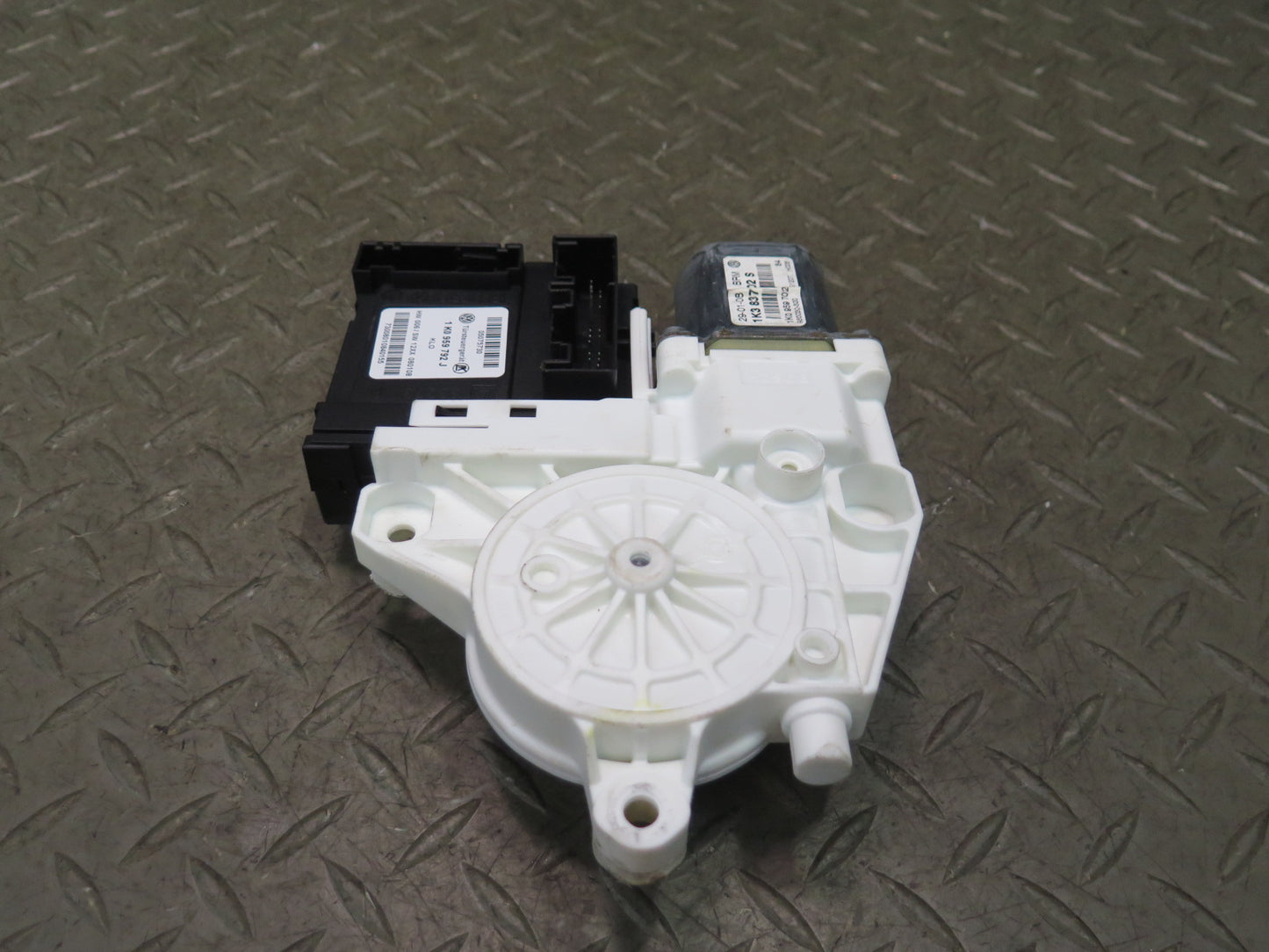 06-09 VW Golf MK5 R32 Right Door Window Regulator Motor 1K3837402S OEM