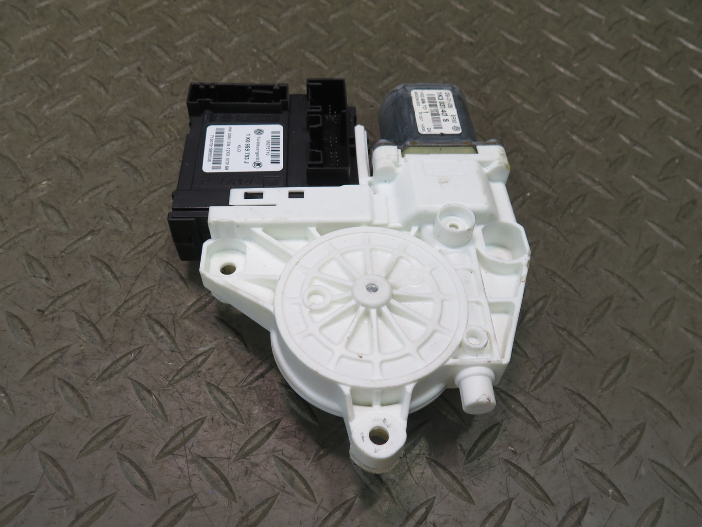 06-09 VW Golf MK5 R32 Left Door Window Regulator Motor 1K3837401S OEM