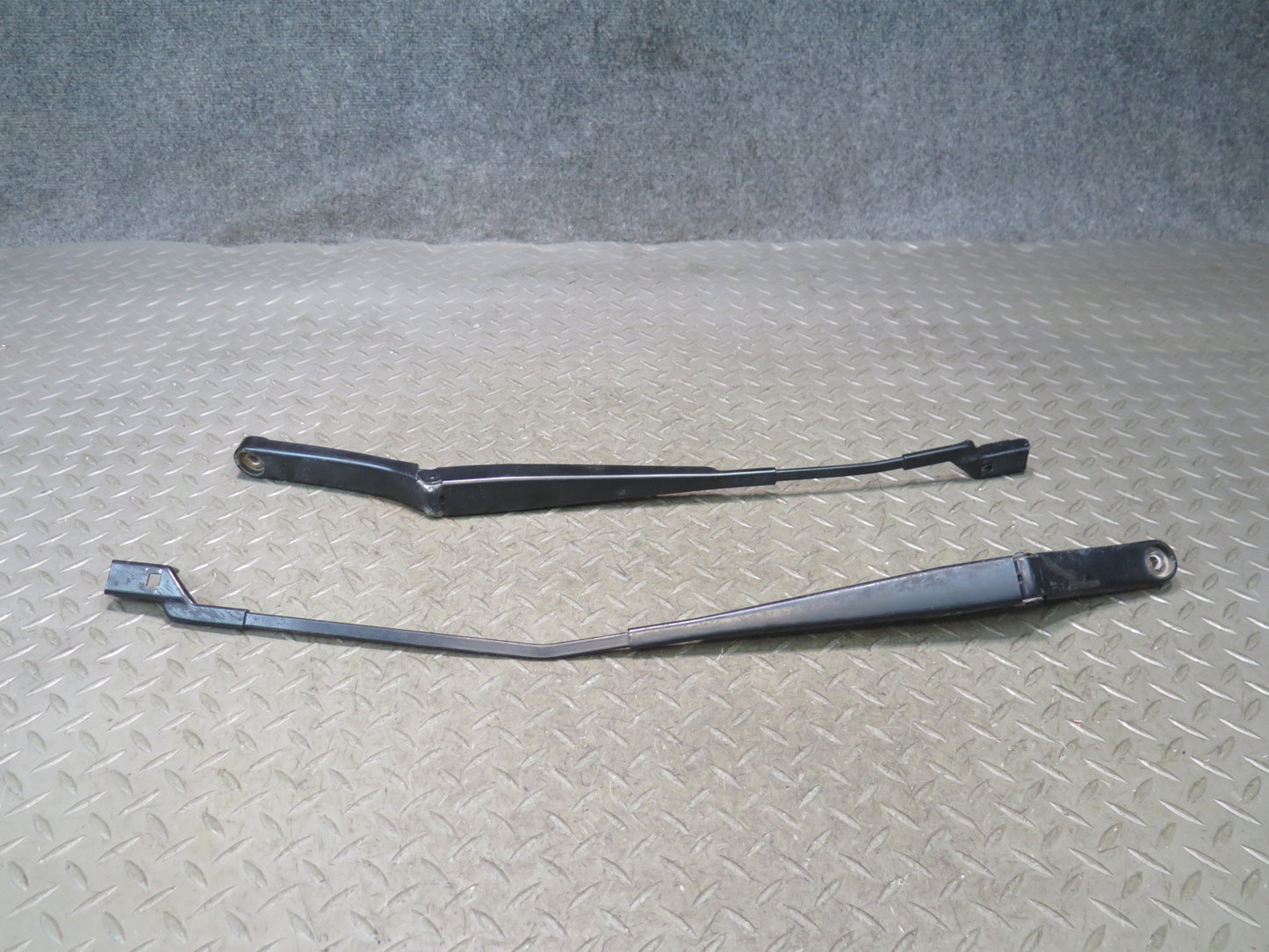 06-09 VW Golf MK5 R32 Set of 2 Front Left & Right Windshield Wiper Arm OEM