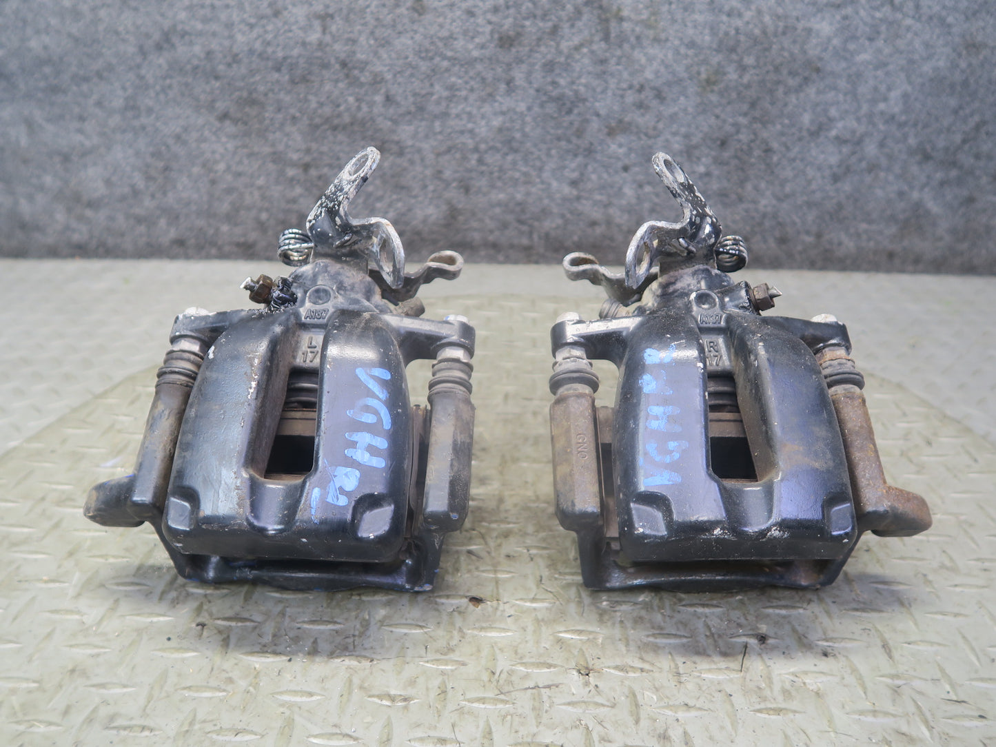 2008 VW Golf MK5 R32 AWD Set of 2 Rear Left & Right Brake Caliper OEM