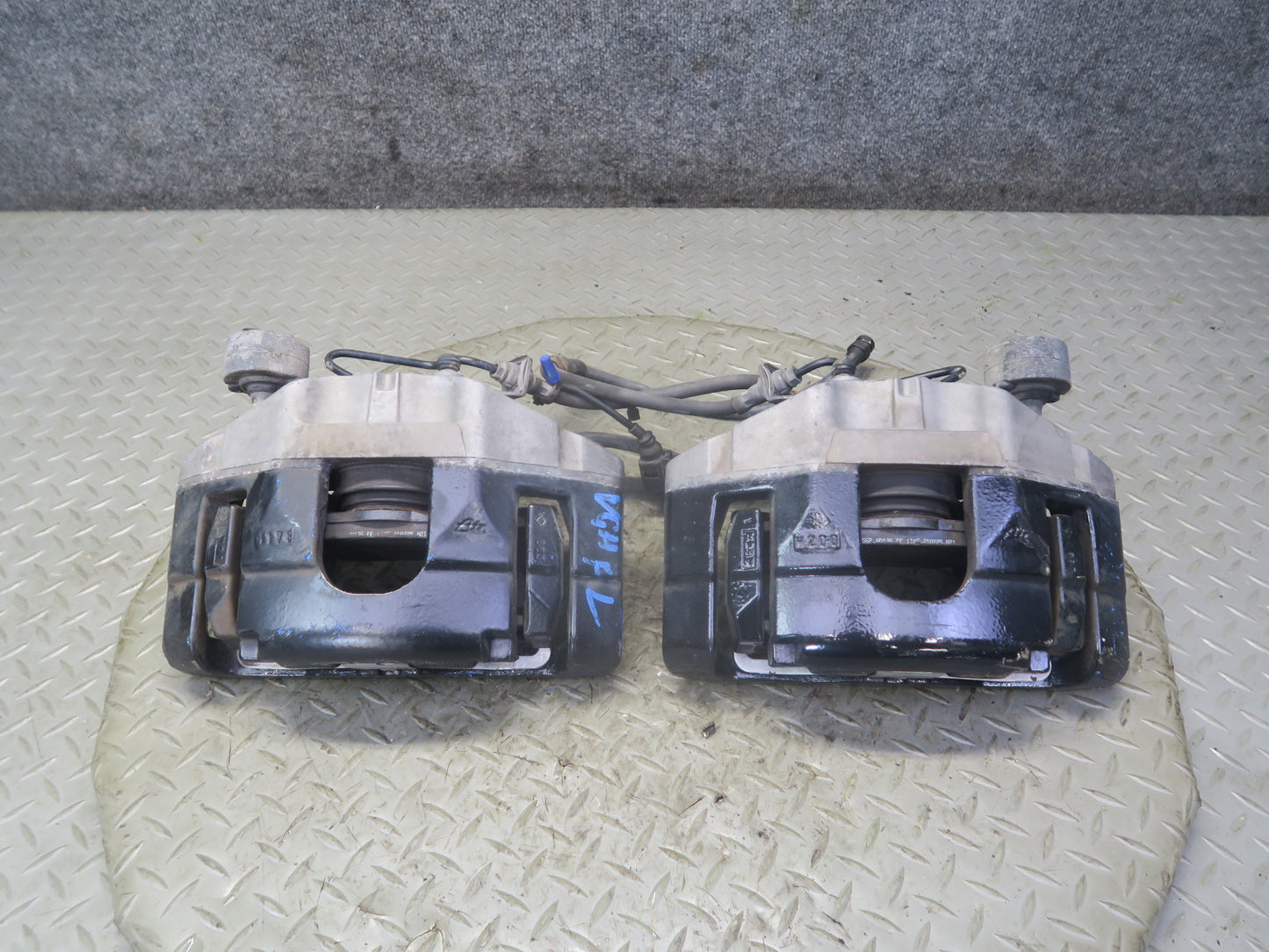 2008 VW Golf MK5 R32 AWD Set of 2 Front Left & Right Brake Caliper OEM