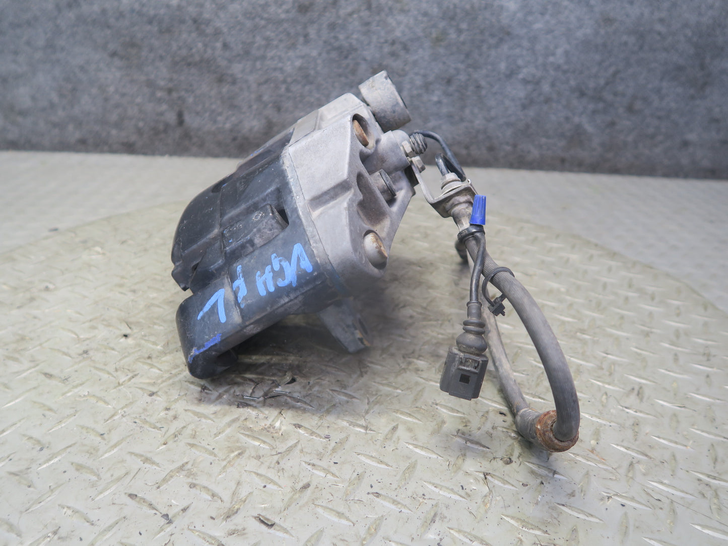 2008 VW Golf MK5 R32 AWD Set of 2 Front Left & Right Brake Caliper OEM