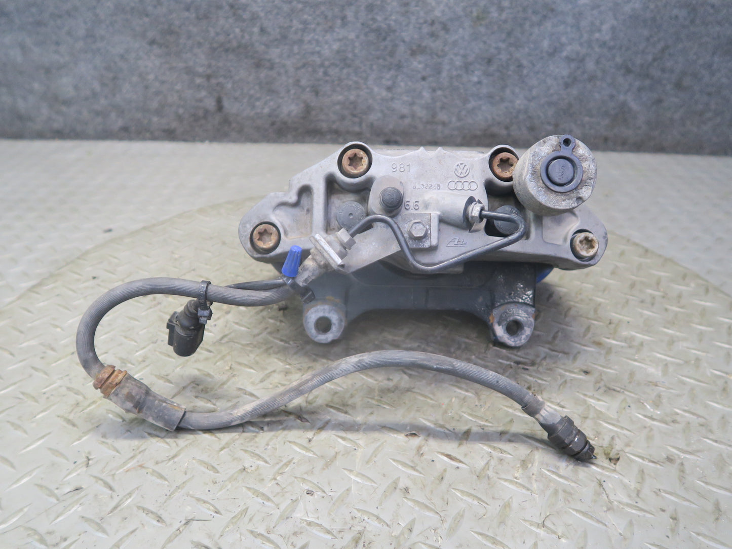 2008 VW Golf MK5 R32 AWD Set of 2 Front Left & Right Brake Caliper OEM