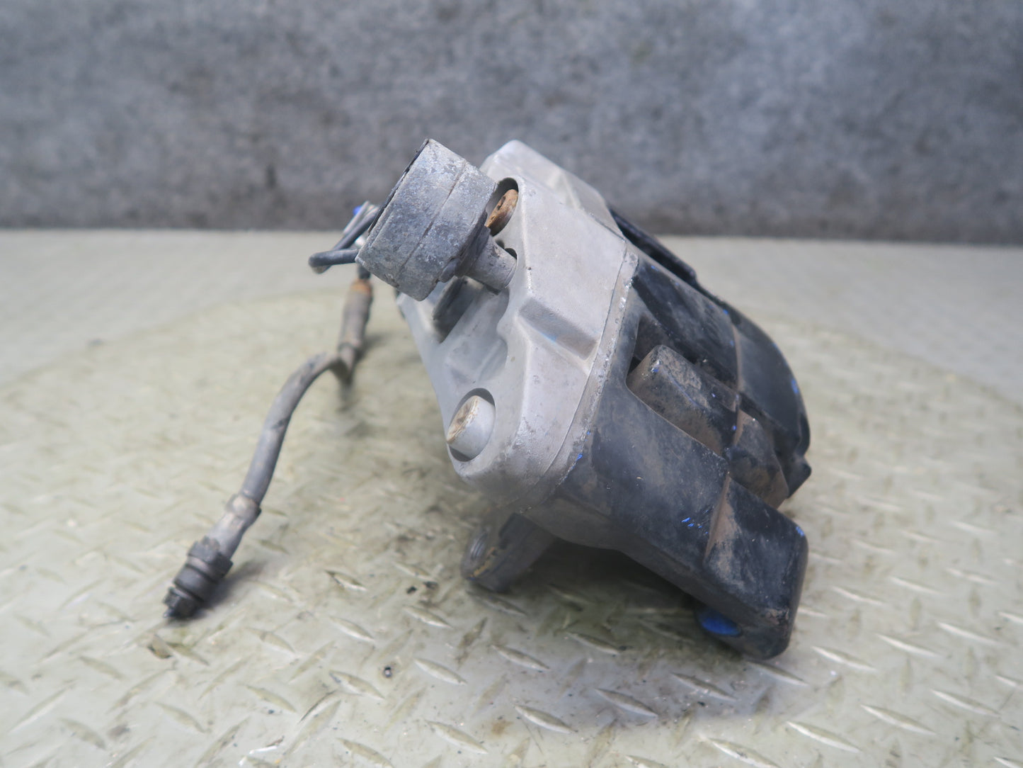 2008 VW Golf MK5 R32 AWD Set of 2 Front Left & Right Brake Caliper OEM