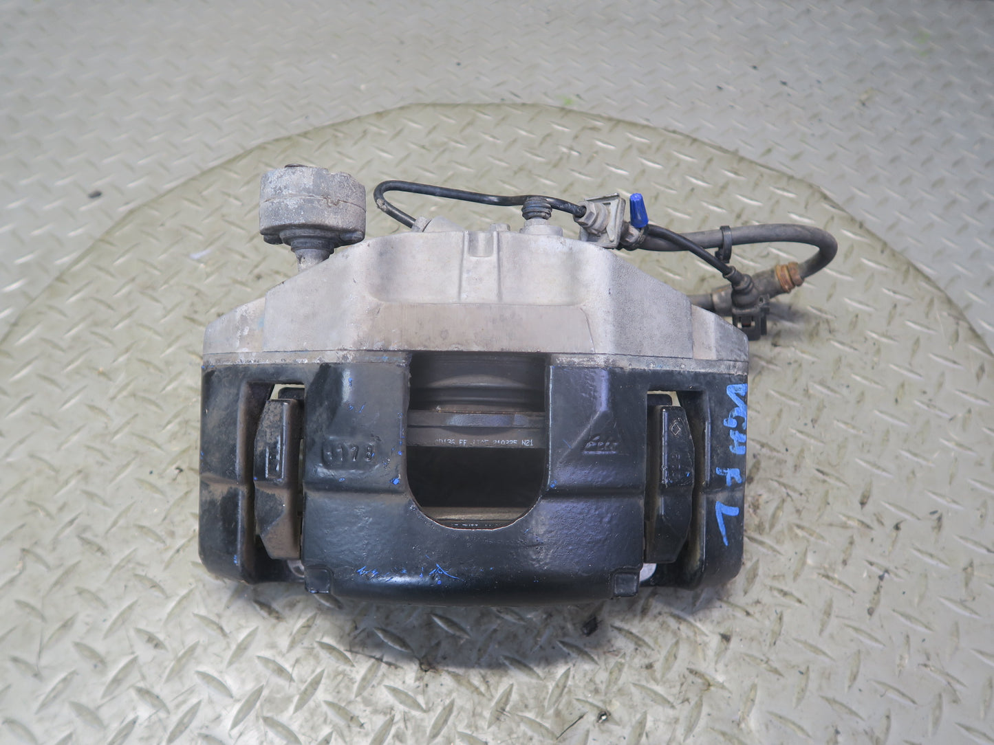 2008 VW Golf MK5 R32 AWD Set of 2 Front Left & Right Brake Caliper OEM